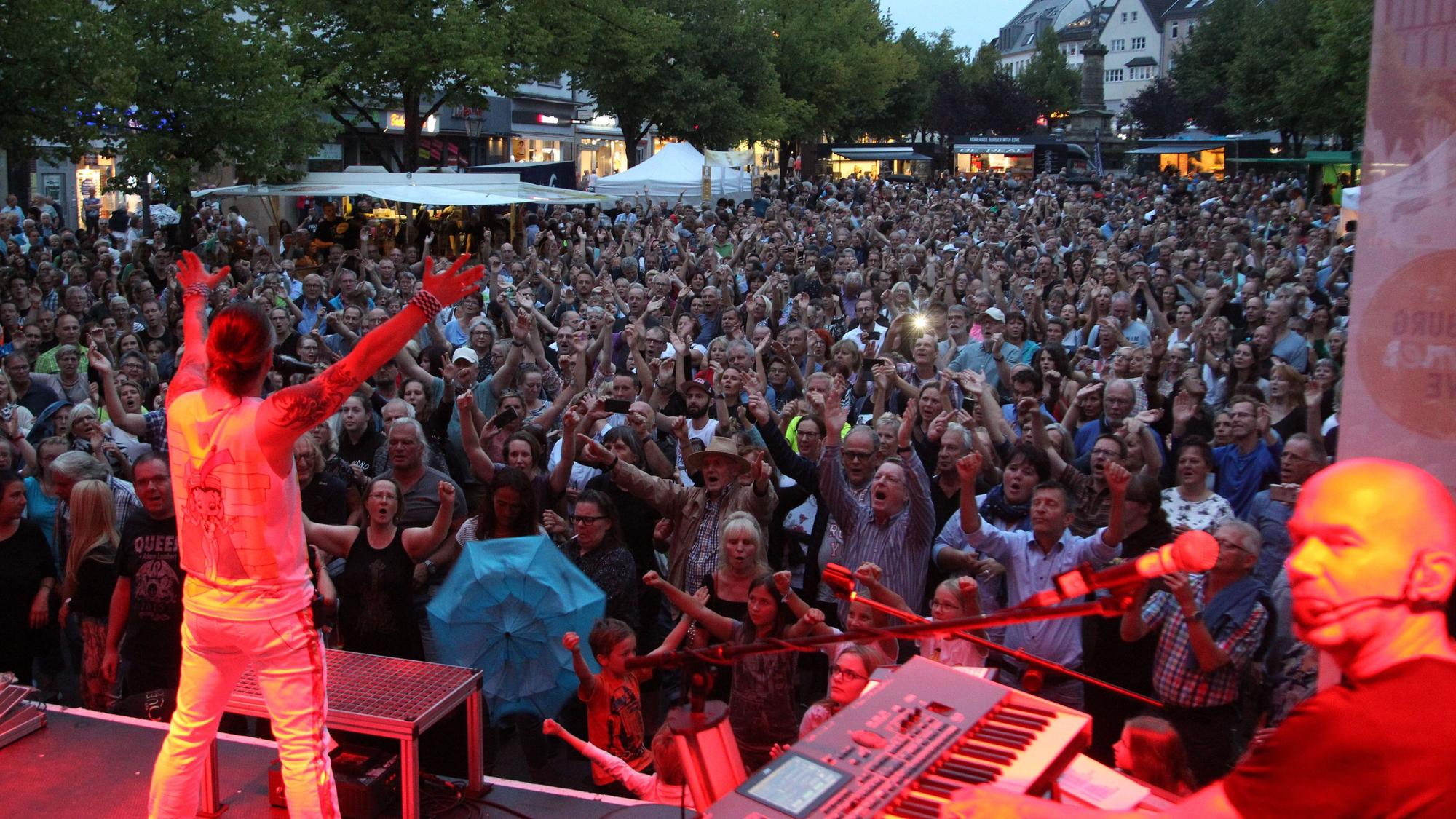 Die Band The Queen Kings beim Siegburg Sommer Live 2019 auf dem Marktplatz in Siegburg.