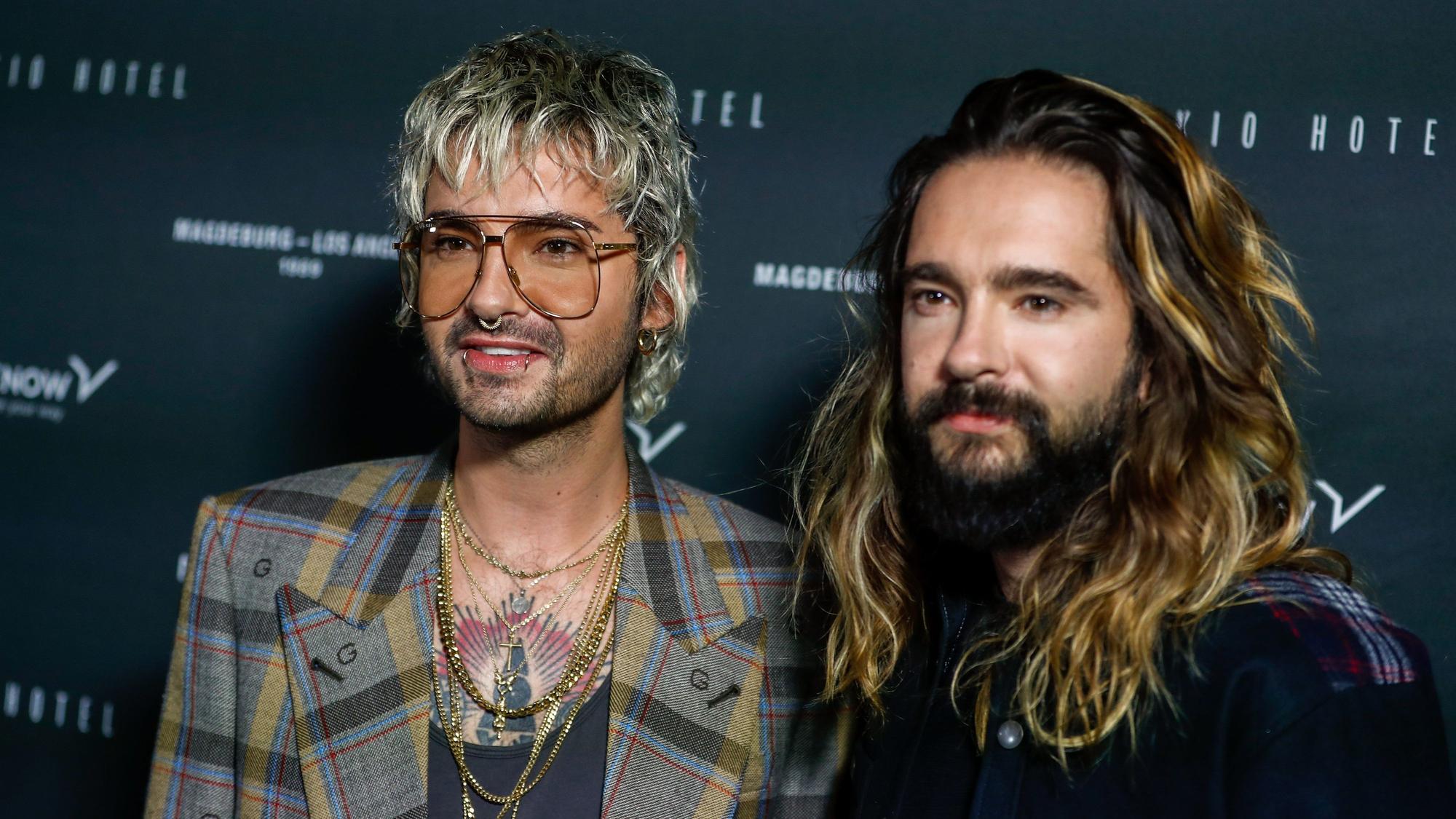 Tom Kaulitz (r) und Bruder Bill Kaulitz beantworten Fragen von Journalisten.