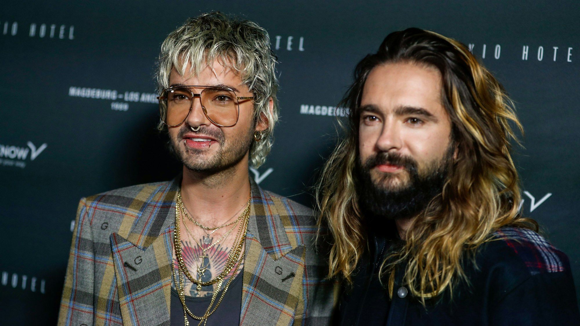 Tom Kaulitz (r) und Bruder Bill Kaulitz beantworten Fragen von Journalisten.