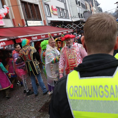 Verkleidete Menschen laufen durch die Altstadt, ebenso wie Mitarbeiter des Ordnungsamts.