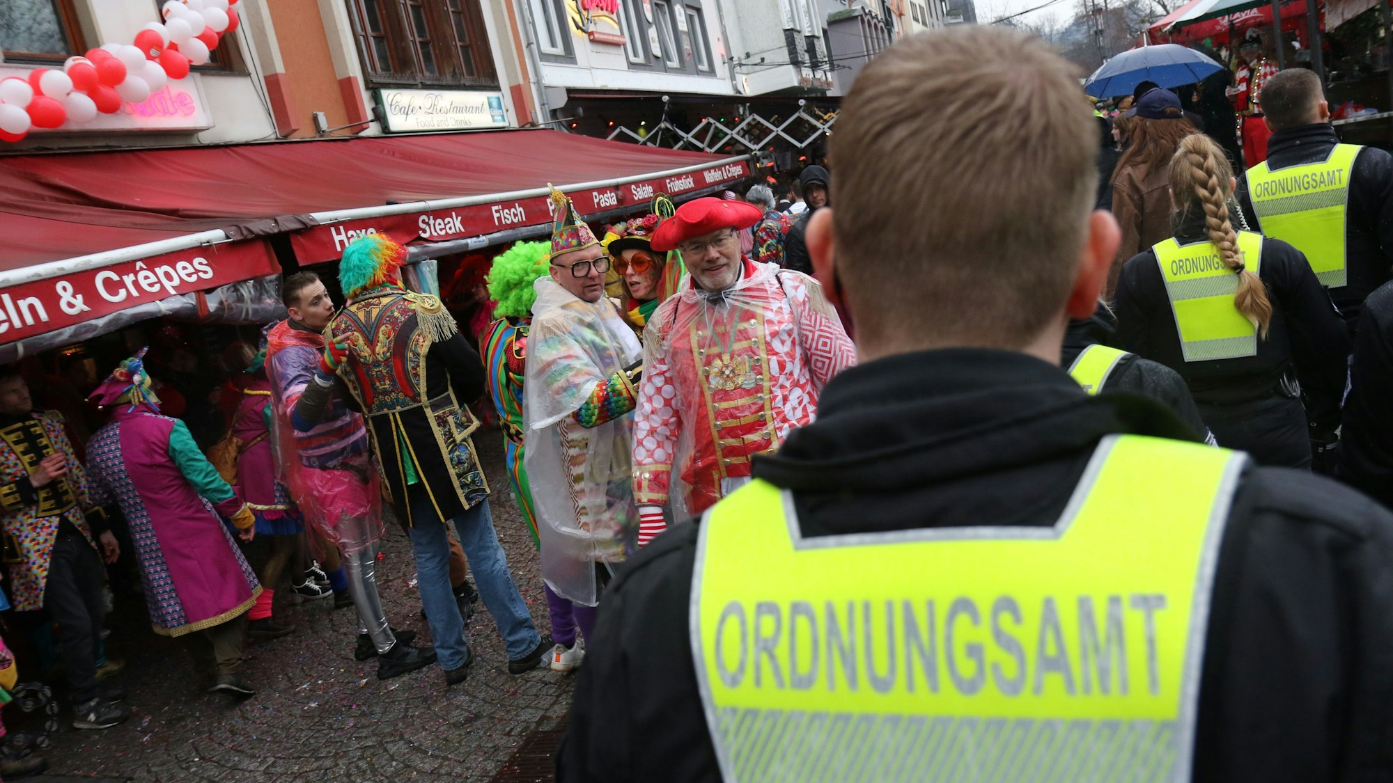 Verkleidete Menschen laufen durch die Altstadt, ebenso wie Mitarbeiter des Ordnungsamts.