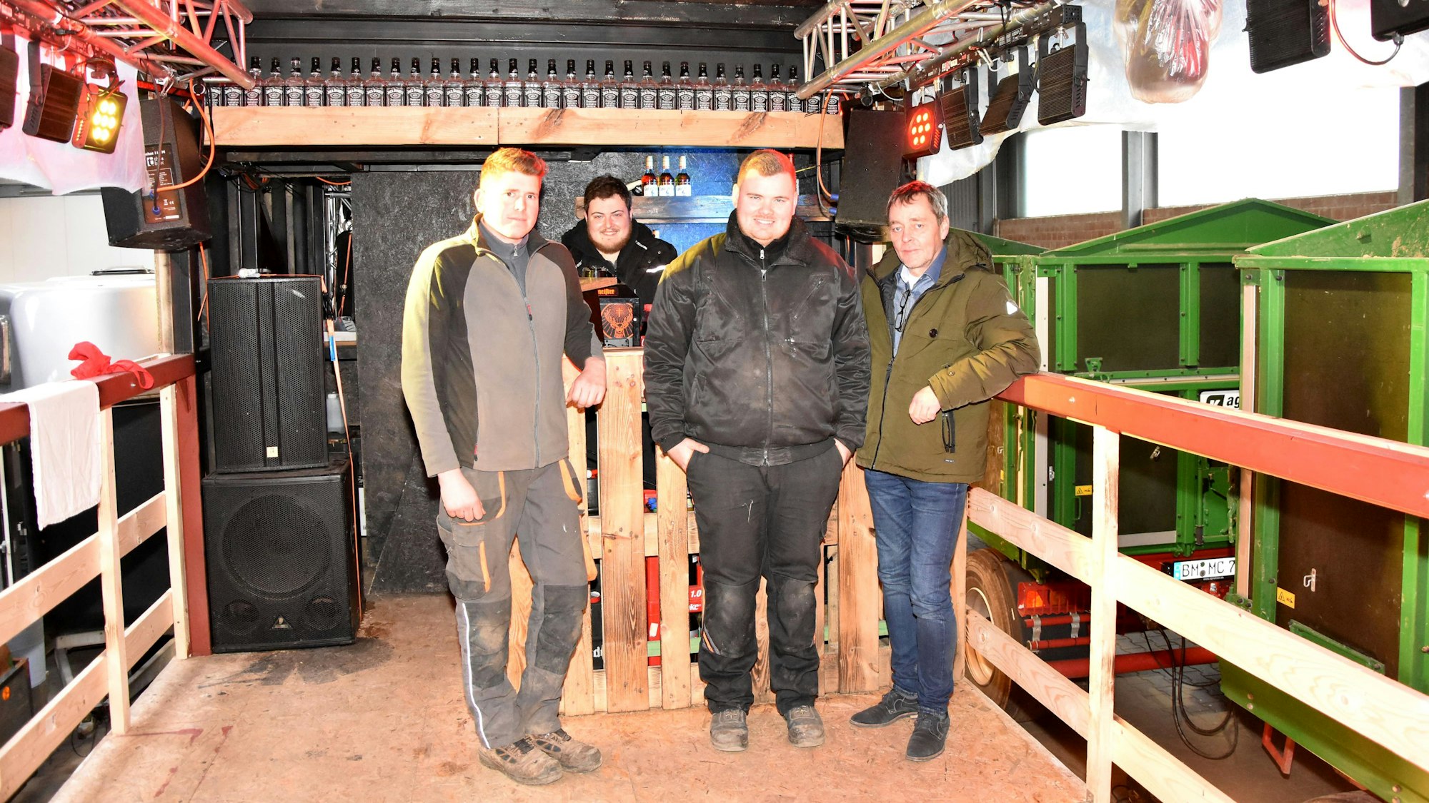 Im Bauch des Saloons gibt es sogar eine Theke, an der Kilian Abels, Maximilian Coenen, Steffen Binger und Josef Weitz (von links) schon mal probestehen.