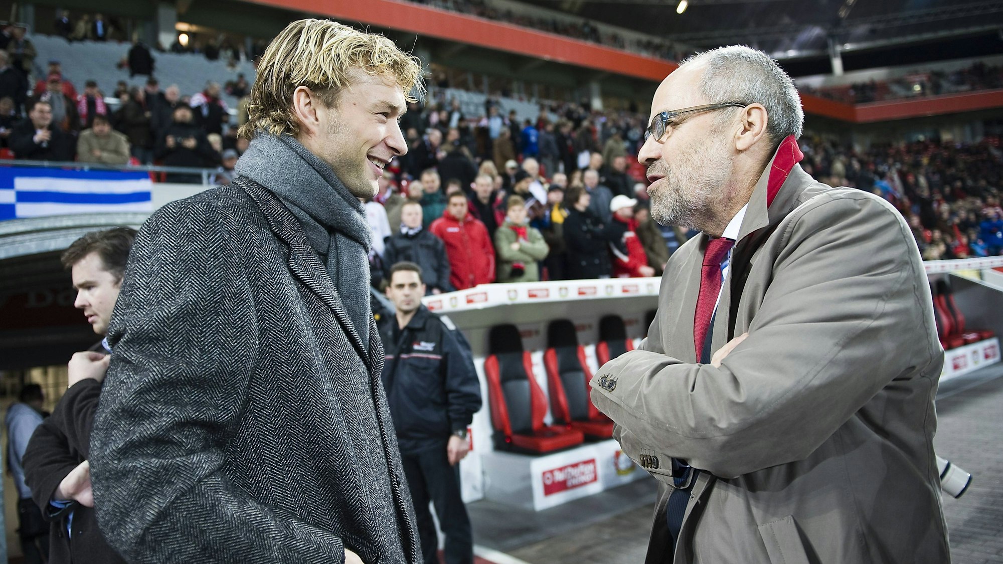 Ein Blick in die Vergangenheit: Der heutige Sportgeschäftsführer der Werkself Simon Rolfes mit Wolfgang Holzhäuser