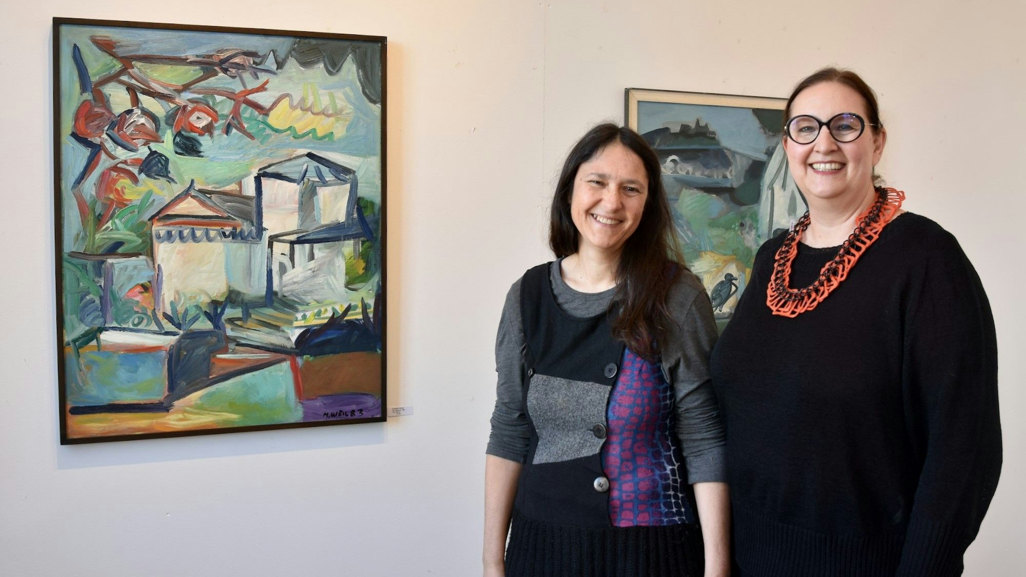 Carmen Vetere (rechts) zeigt Arbeiten von Manfred Weil und Ronald Franke. Weils Tochter Schulamith Weil bietet eine Führung an.