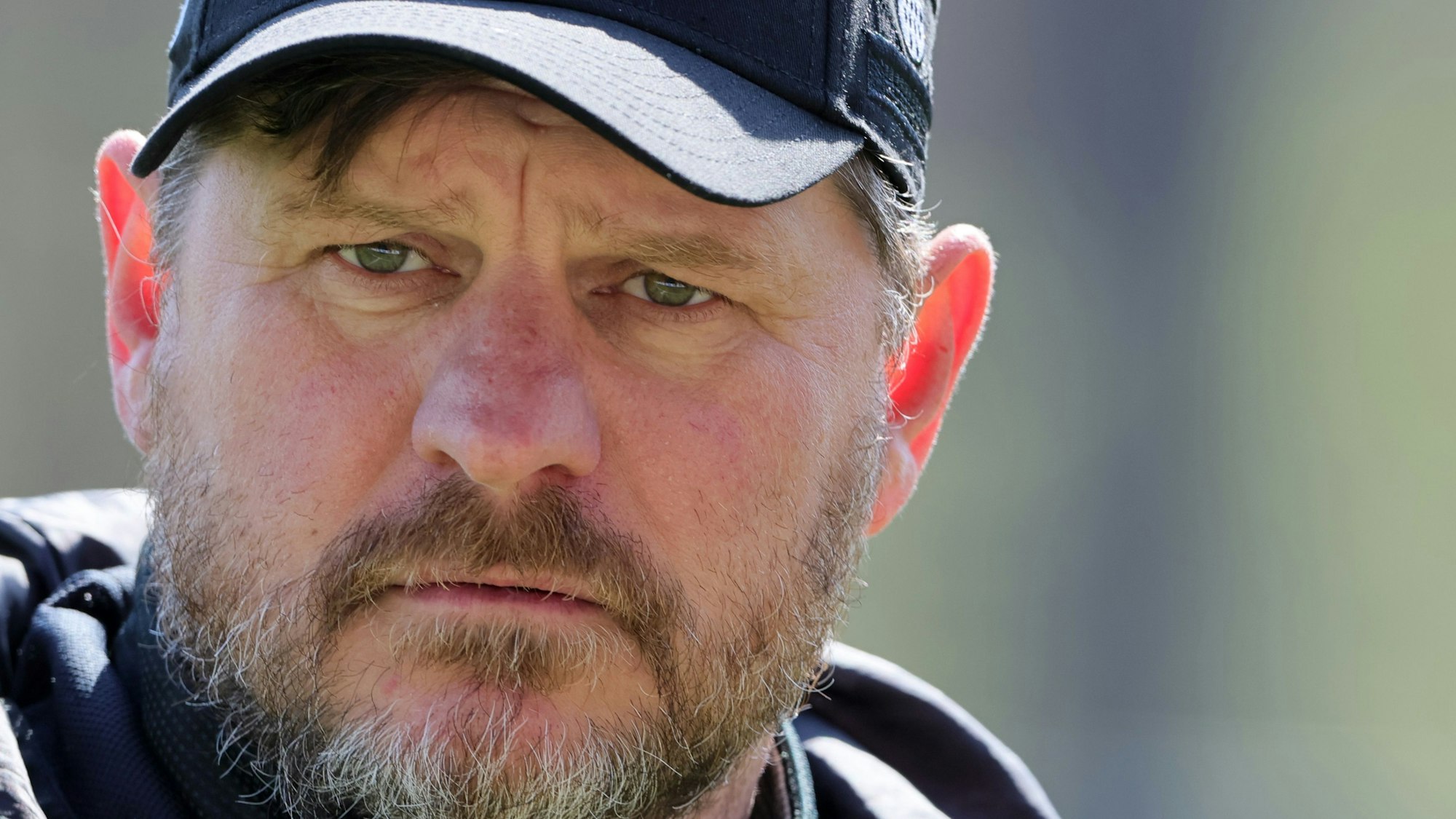 Steffen Baumgart schaut auch nach seinem Abschied vom 1. FC Köln die Spiele seines ehemaligen Vereins. (Archivbild)