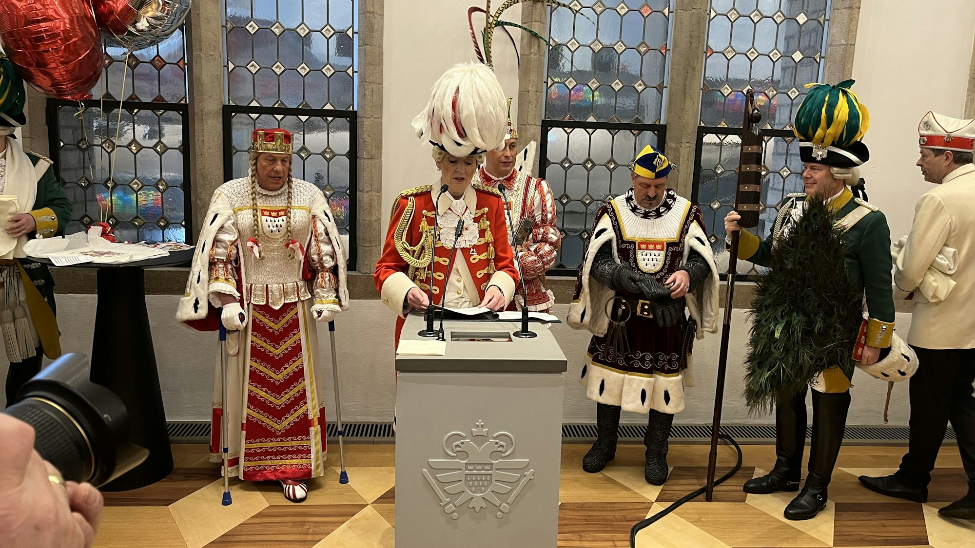 Jungfrau Frieda steht im Hintergrund mit Krücken.