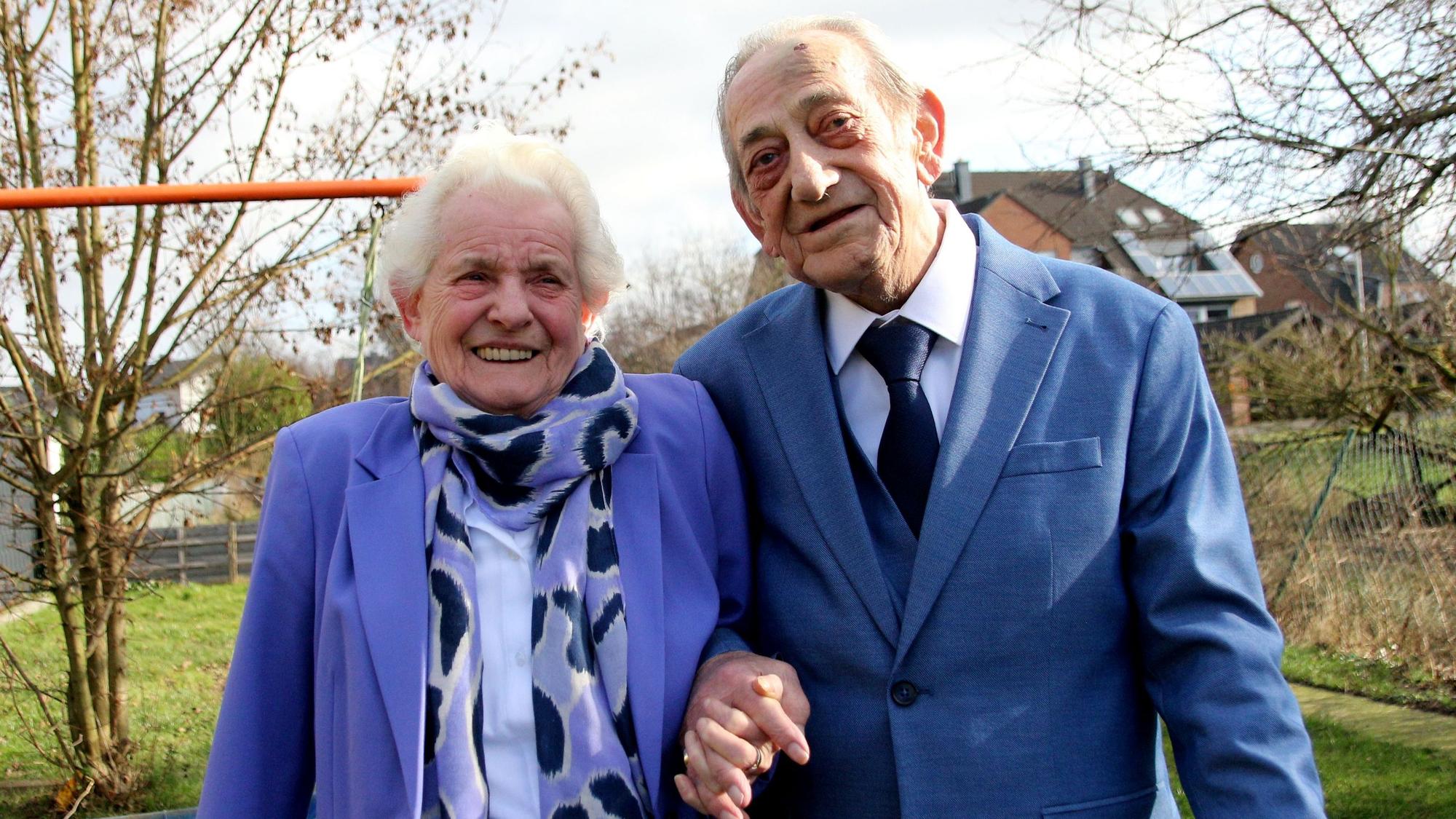 Auf dem Bild ist das Ehepaar Schölecke zu sehen, das seit 65 Jahren verheiratet ist.