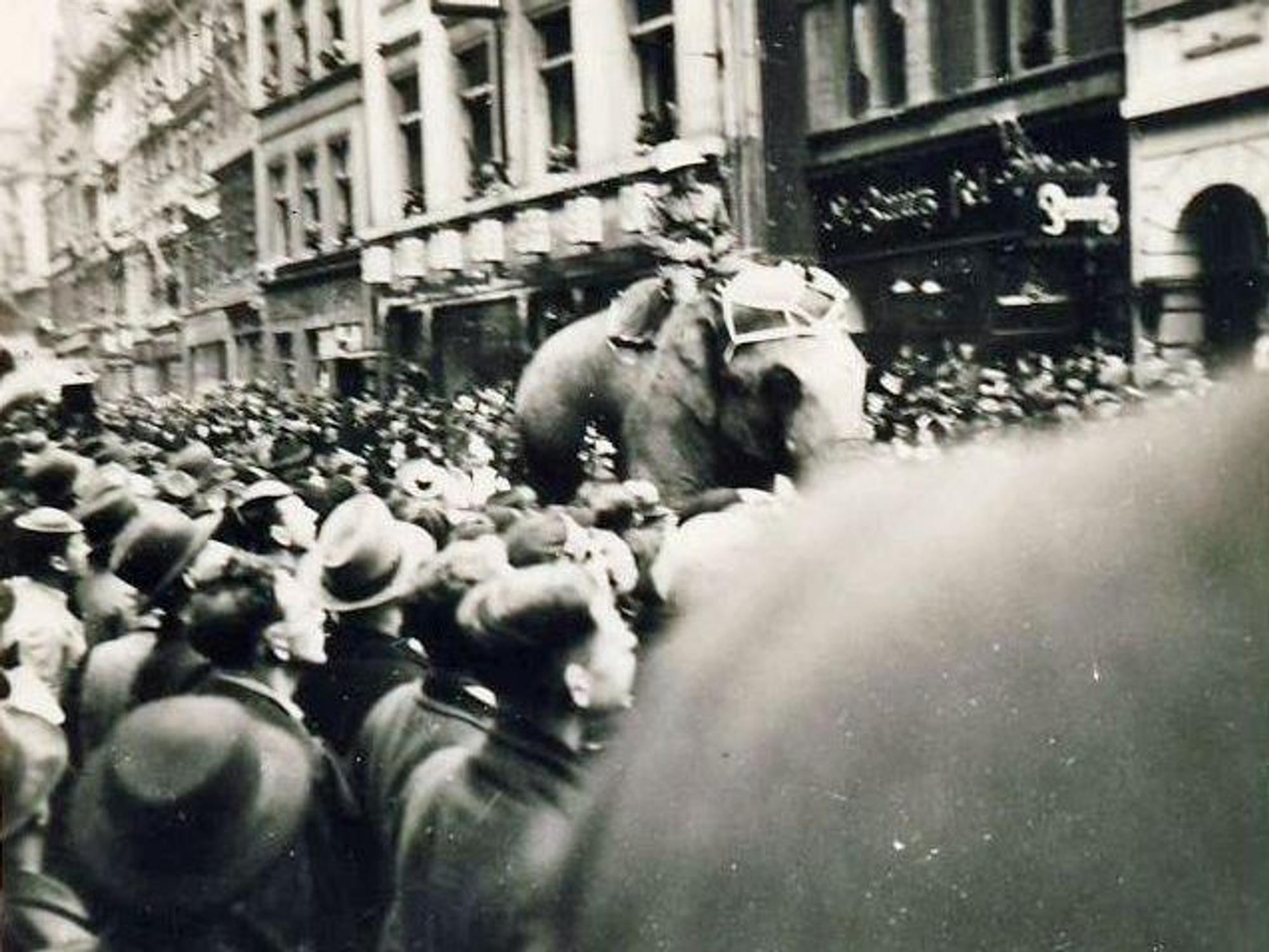Das Bild vom Umzug 1937 in der Ehrenstraße stammt aus dem Nachlass des Schneiders Alfons Wunsch.