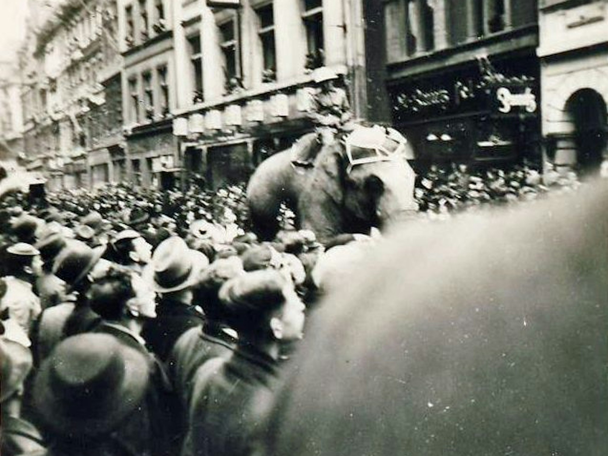Das Bild vom Umzug 1937 in der Ehrenstraße stammt aus dem Nachlass des Schneiders Alfons Wunsch.