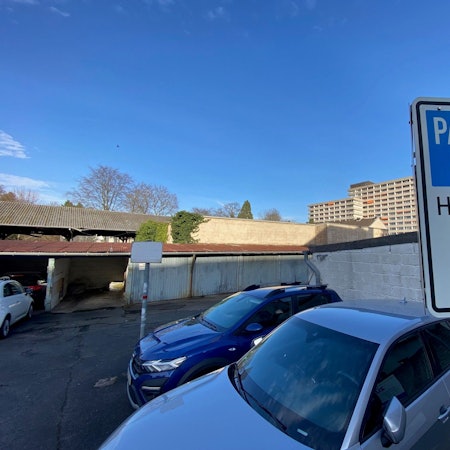 Zu sehen sind parkende Autos und im Hintergrund das Seniorenzentrum Haus Wetterstein.