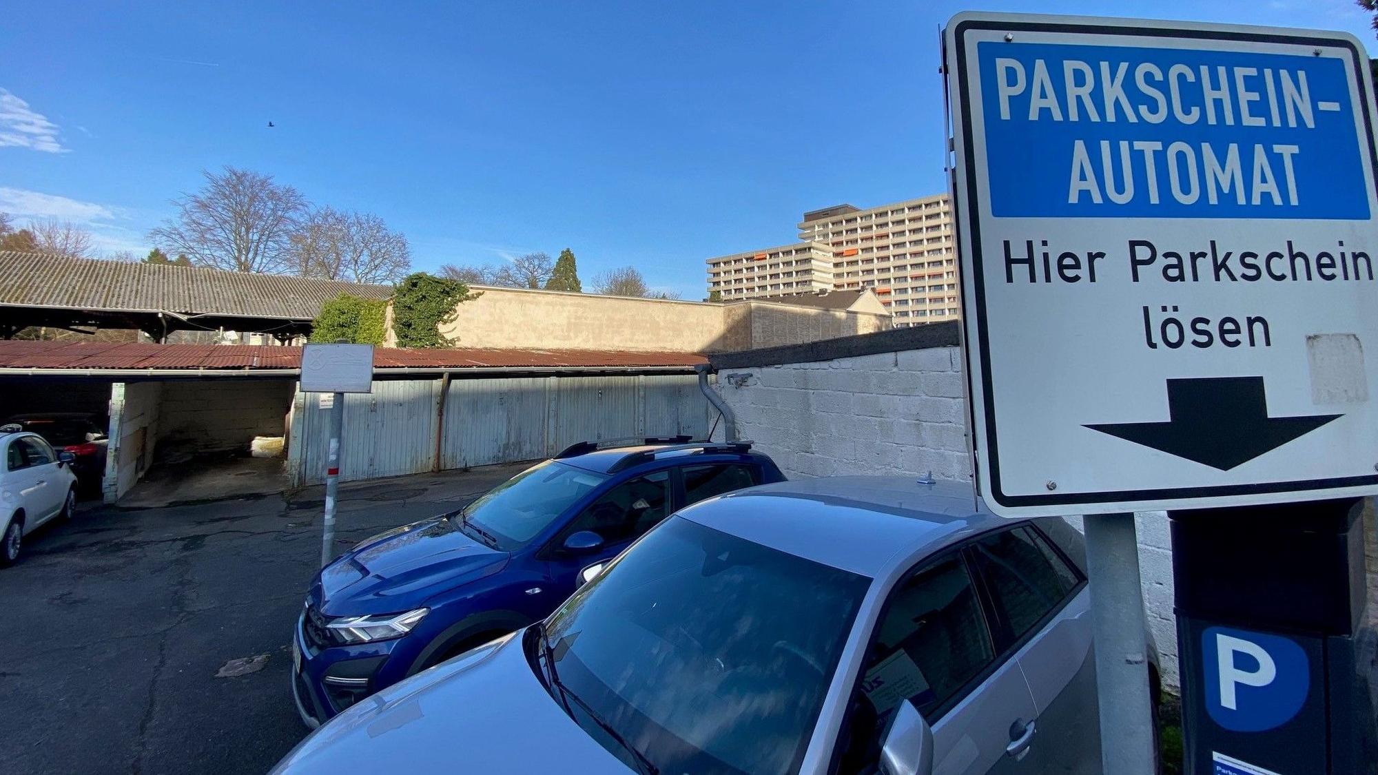 Zu sehen sind parkende Autos und im Hintergrund das Seniorenzentrum Haus Wetterstein.