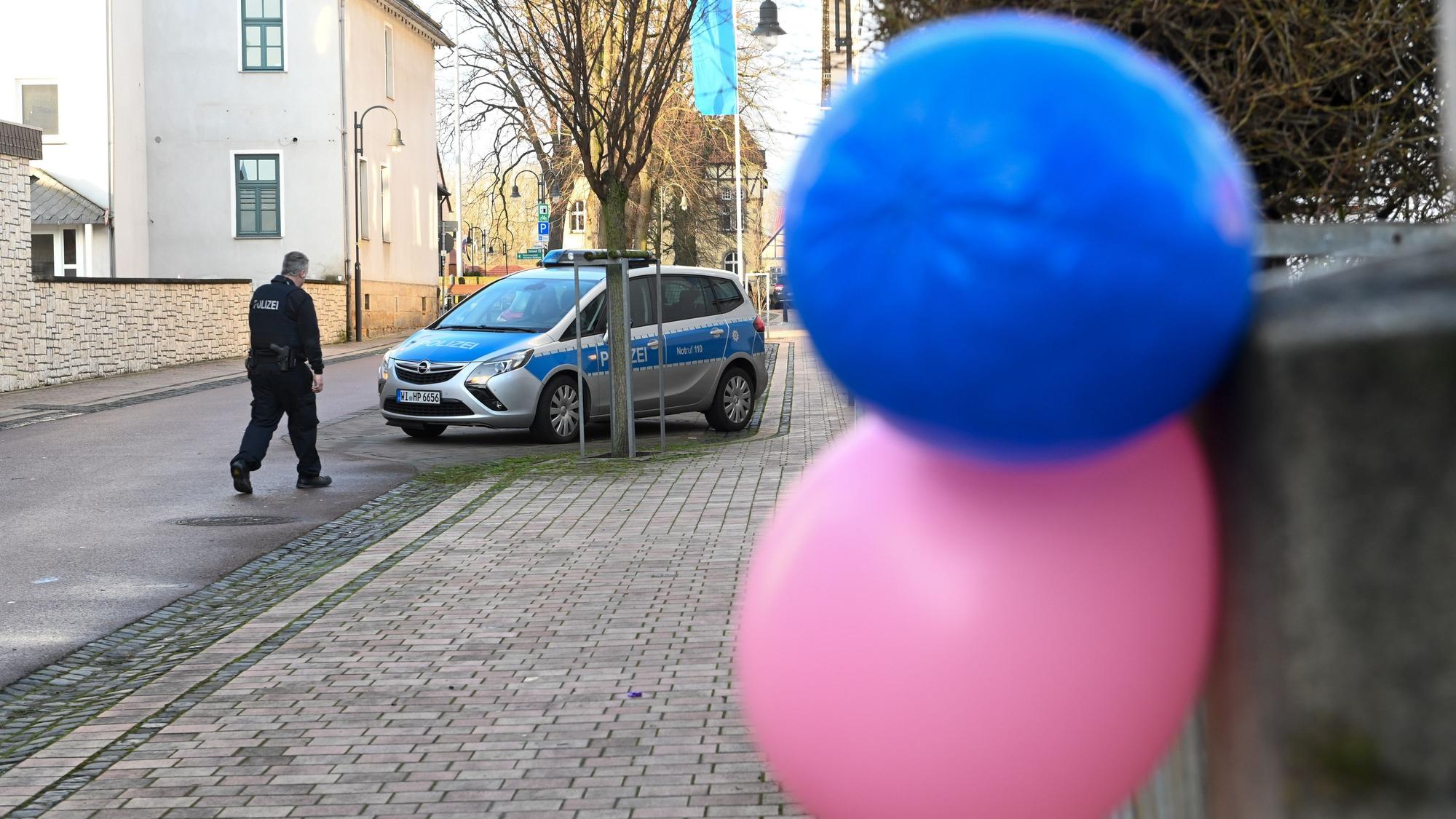 Die Polizei bei einem Einsatz in der Karnevalszeit (Symbolfoto).