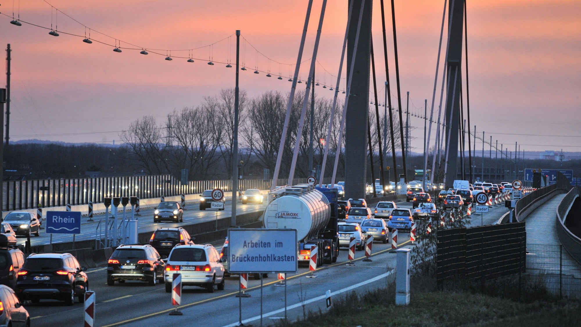 Stau auf der Autobahn 1, Brücke Leverkusen