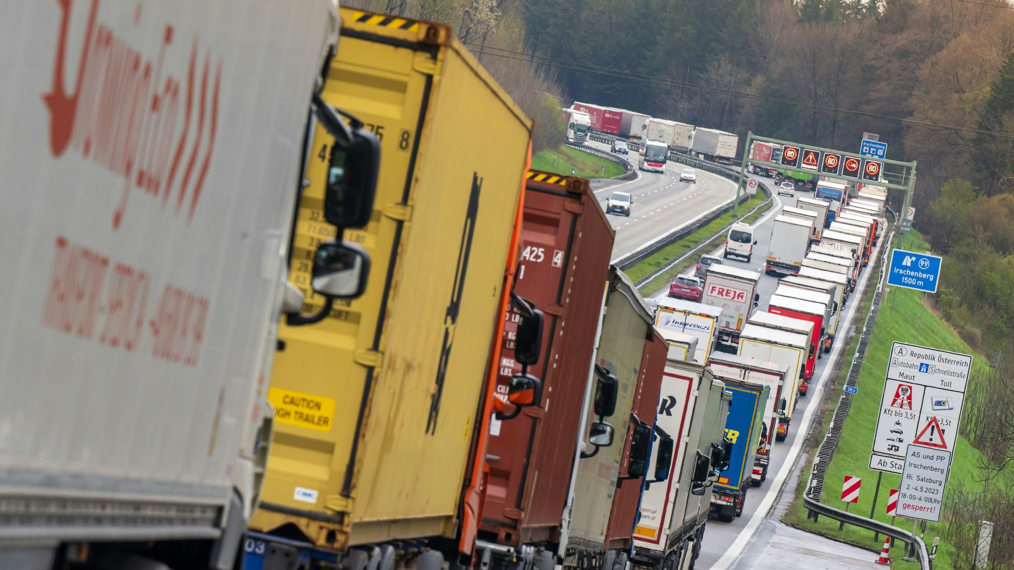 Bayern, Irschenberg: Hunderte LKW stehen auf der Autobahn A8 Richtung Süden am Irschenberg wegen der Blockabfertigung in Österreich im Stau. (Archivbild)
