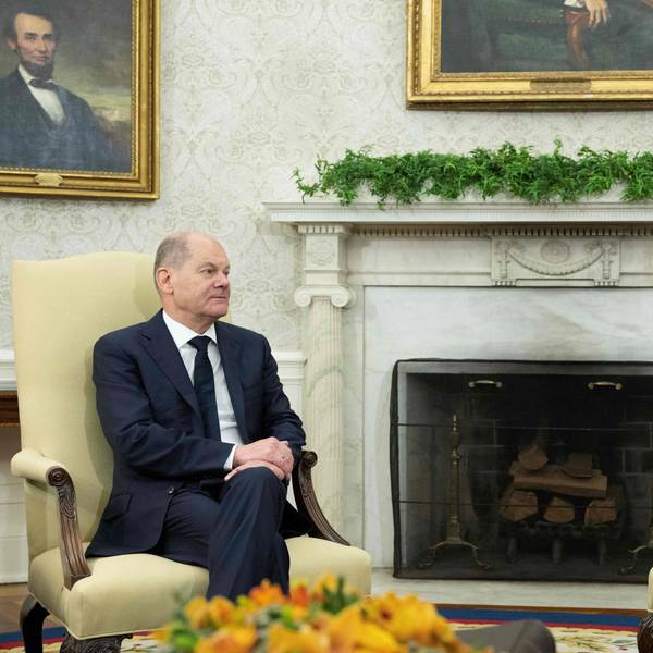 Bundeskanzler Olaf Scholz (l.) im Gespräch mit US-Präsident Joe Biden