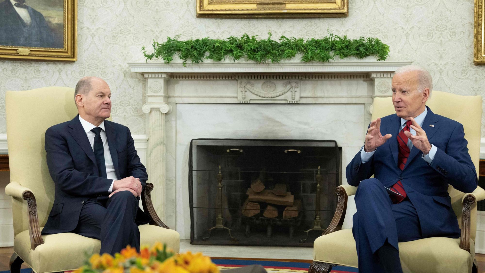 Bundeskanzler Olaf Scholz (l.) im Gespräch mit US-Präsident Joe Biden