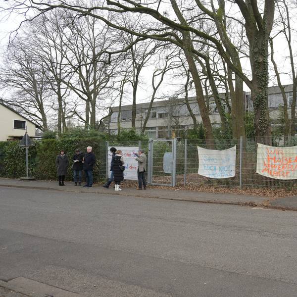 Verbundschule Mitte in Refrath - Mohnweg, Ecke Ginsterweg
Baustelle und Notsammelplatz auf dem Sportplatz der gegenüberliegenden Schule