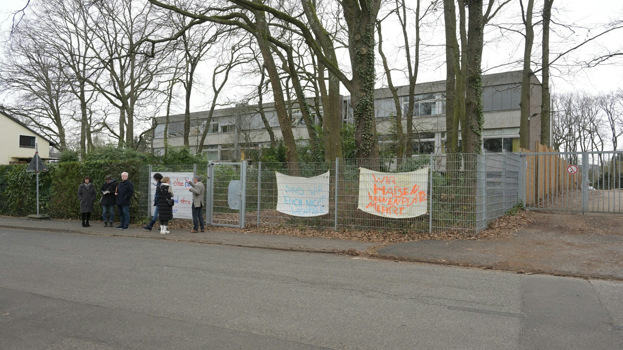 Verbundschule Mitte in Refrath - Mohnweg, Ecke Ginsterweg
Baustelle und Notsammelplatz auf dem Sportplatz der gegenüberliegenden Schule