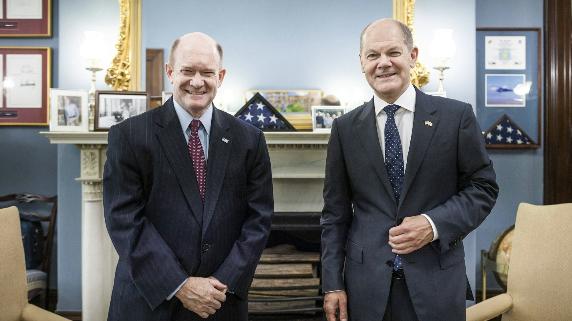 Olaf Scholz (r.), damals noch Bundesfinanzminister, traf Senator Chris Coons 2021 in Washington.