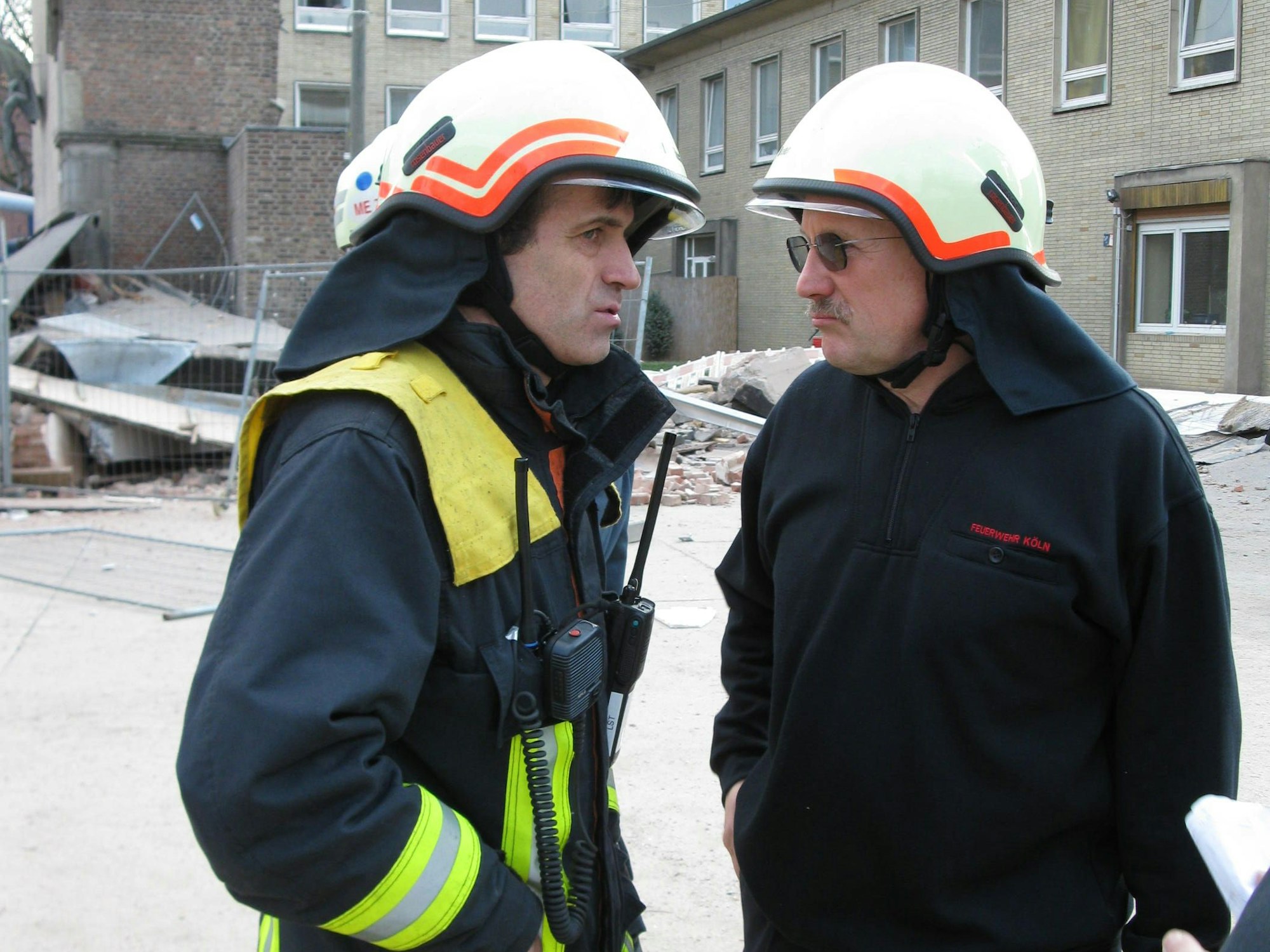 Volker Ruster und ein Kollege stehen an der Einsturzstelle des Historischen Stadtarchivs am Kölner Waidmarkt.