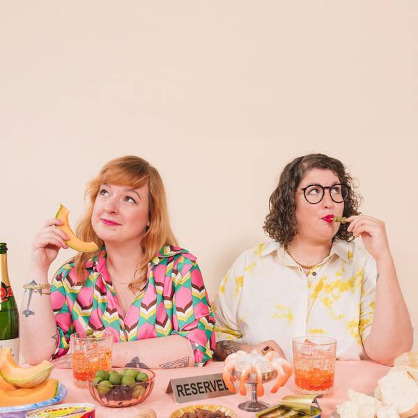 ulia Floß und Anke van de Weyer hosten gemeinsam den Podcast „Umamitown“.
