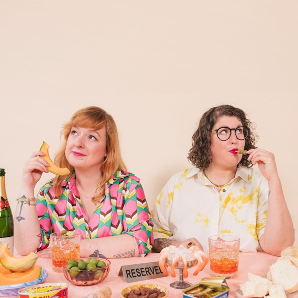 ulia Floß und Anke van de Weyer hosten gemeinsam den Podcast „Umamitown“.