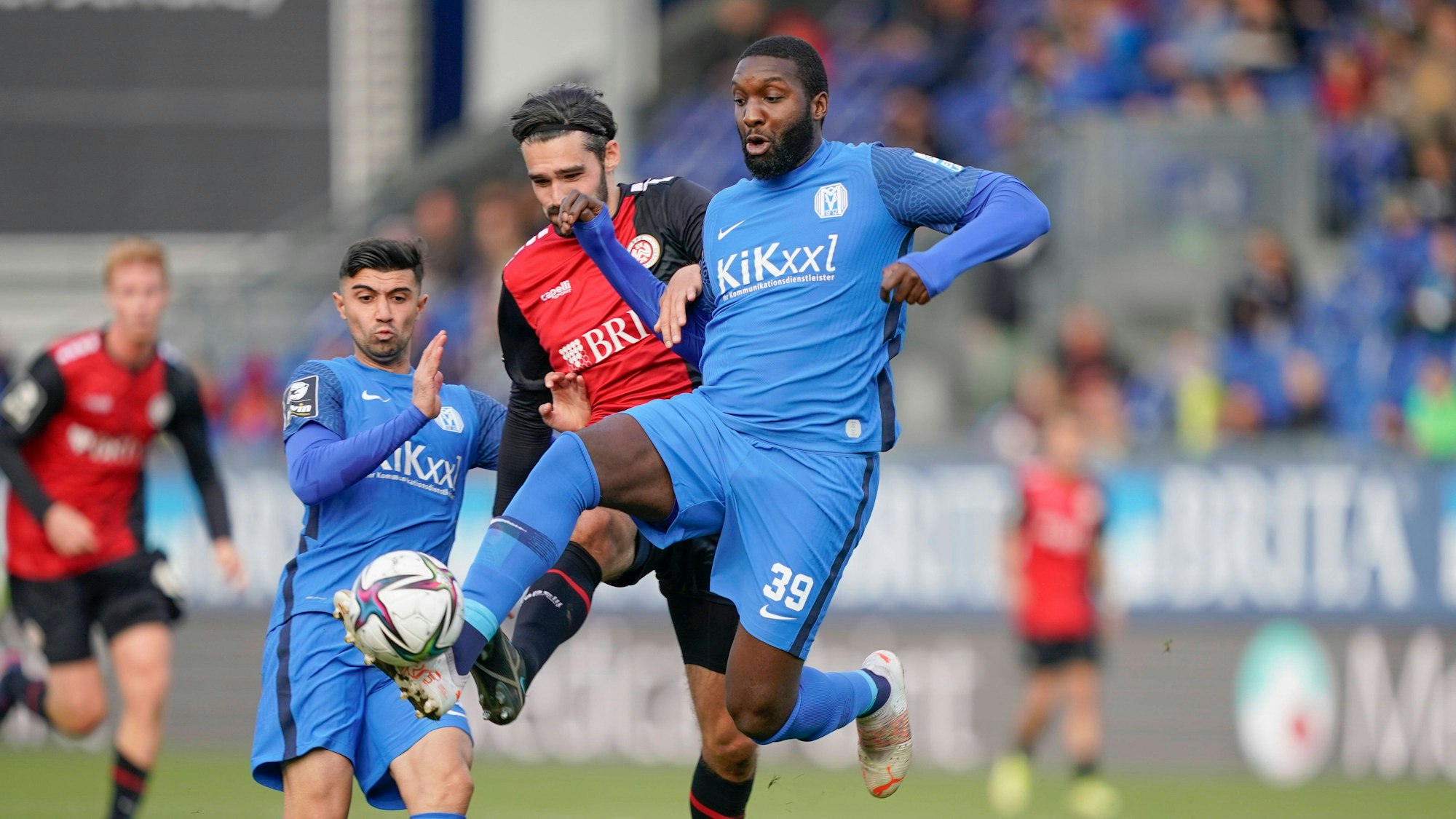 23.10.2021, BRITA-Arena, Wiesbaden, GER, 3. Liga, 13. Spieltag, SV Wehen Wiesbaden vs SV Meppen, Richard Sukuta-Pasu SV Meppen 39 DFL REGULATIONS PROHIBIT ANY USE OF PHOTOGRAPHS AS IMAGE SEQUENCES AND/OR QUASI-VIDEO. Wiesbaden Hessen Germany BRITA-Arena *** 23 10 2021, BRITA Arena, Wiesbaden, GER, 3 Liga, 13 Spieltag, SV Wehen Wiesbaden vs SV Meppen, Richard Sukuta Pasu SV Meppen 39 DFL REGULATIONS PROHIBIT ANY USE OF PHOTOGRAPHS AS IMAGE SEQUENCES AND OR QUASI VIDEO Wiesbaden Hessen Germany BRITA Arena