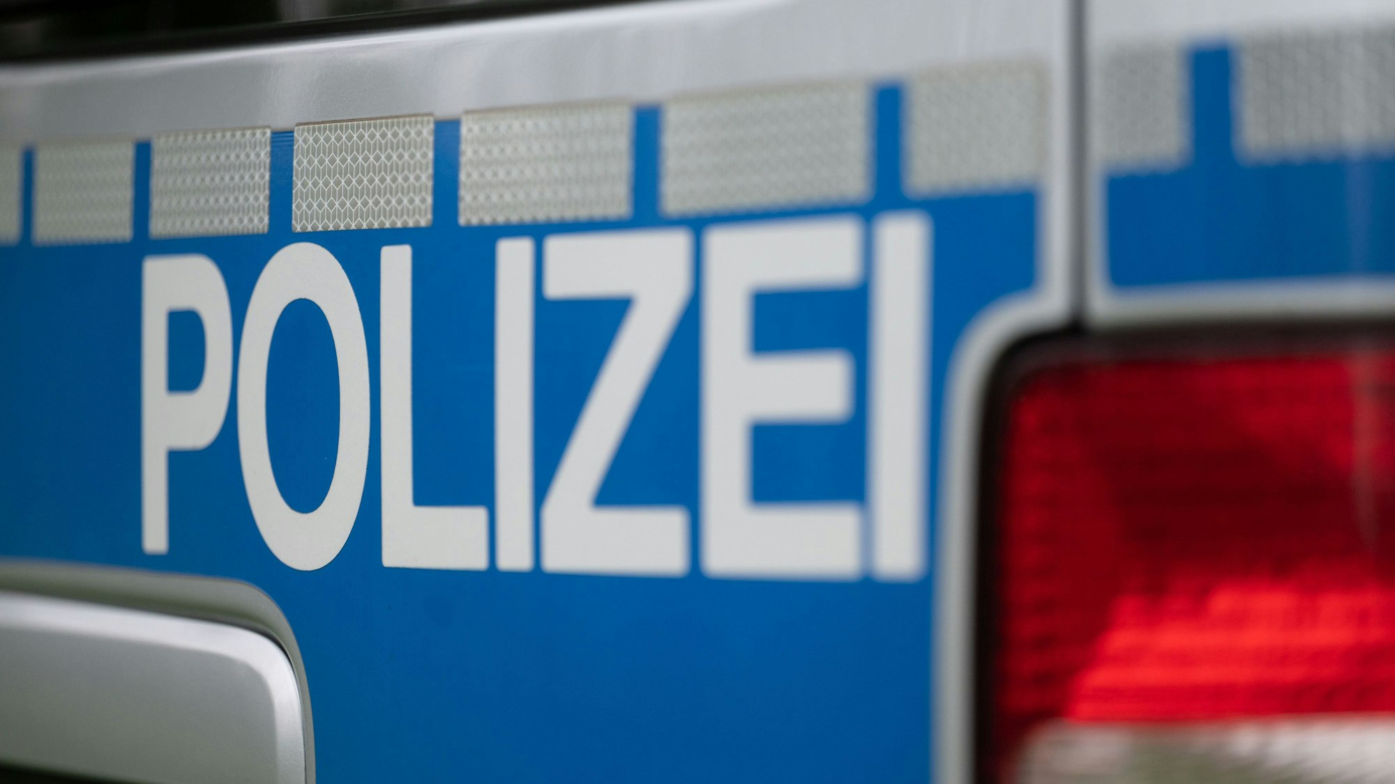 Auf dem Foto ist der Schriftzug „Polizei“ auf einem Einsatzfahrzeug zu sehen.