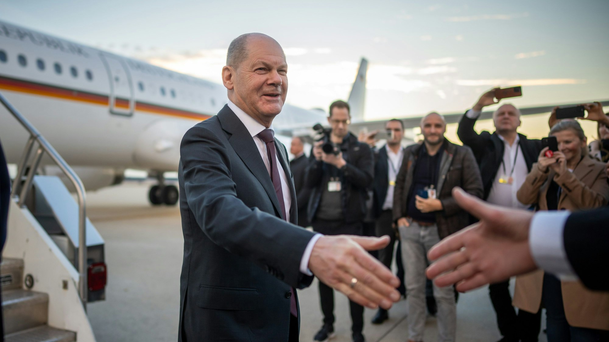 Bundeskanzler Olaf Scholz (SPD) steigt aus einem Airbus der Flugbereitschaft der Luftwaffe nach der Ankunft in den USA. Scholz will US-Präsident Biden im Weißen Haus treffen.