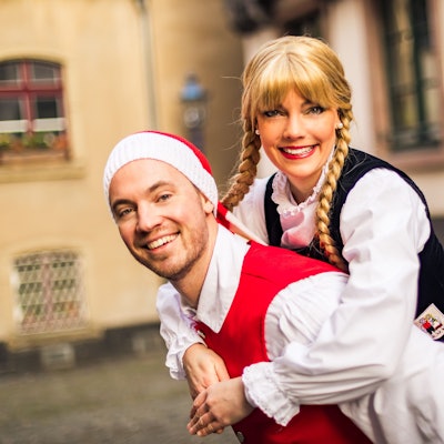 Das Bild zeigt Katharina Frorath als Bärbelchen mit ihrem Tanzpartner.