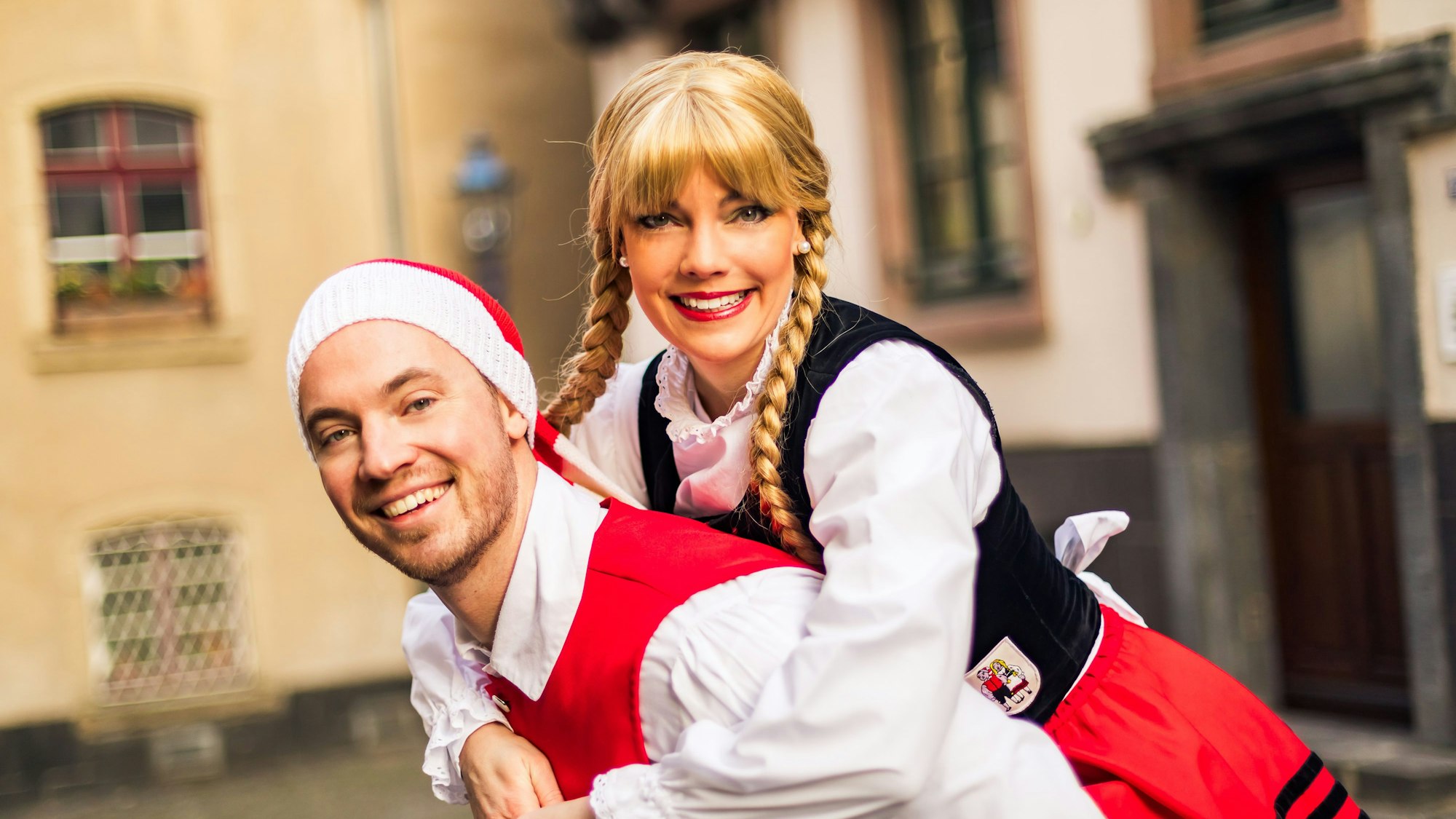 Das Bild zeigt Katharina Frorath als Bärbelchen mit ihrem Tanzpartner.