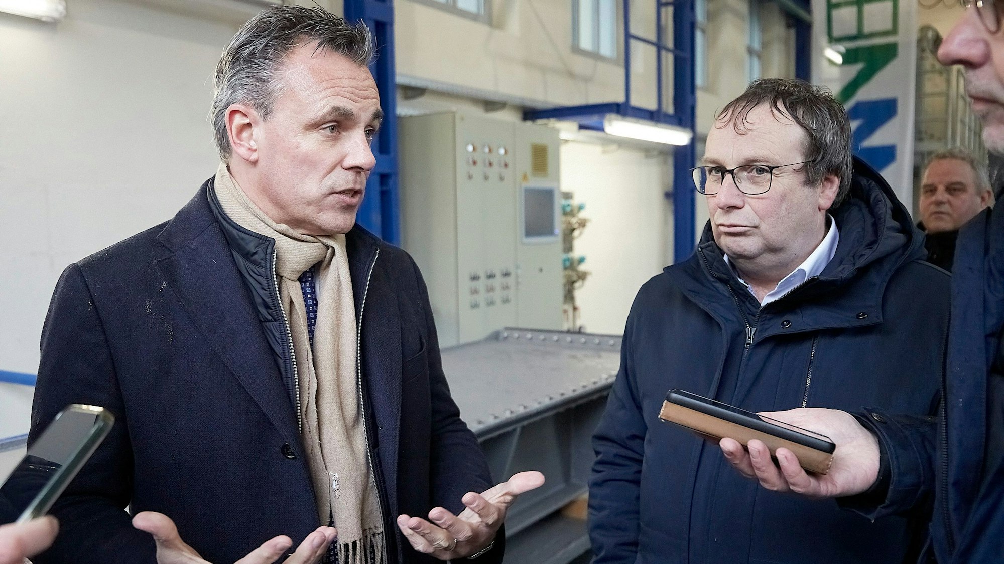 Mark Habers und Oliver Krischer (von links) stehen nebeneinander.