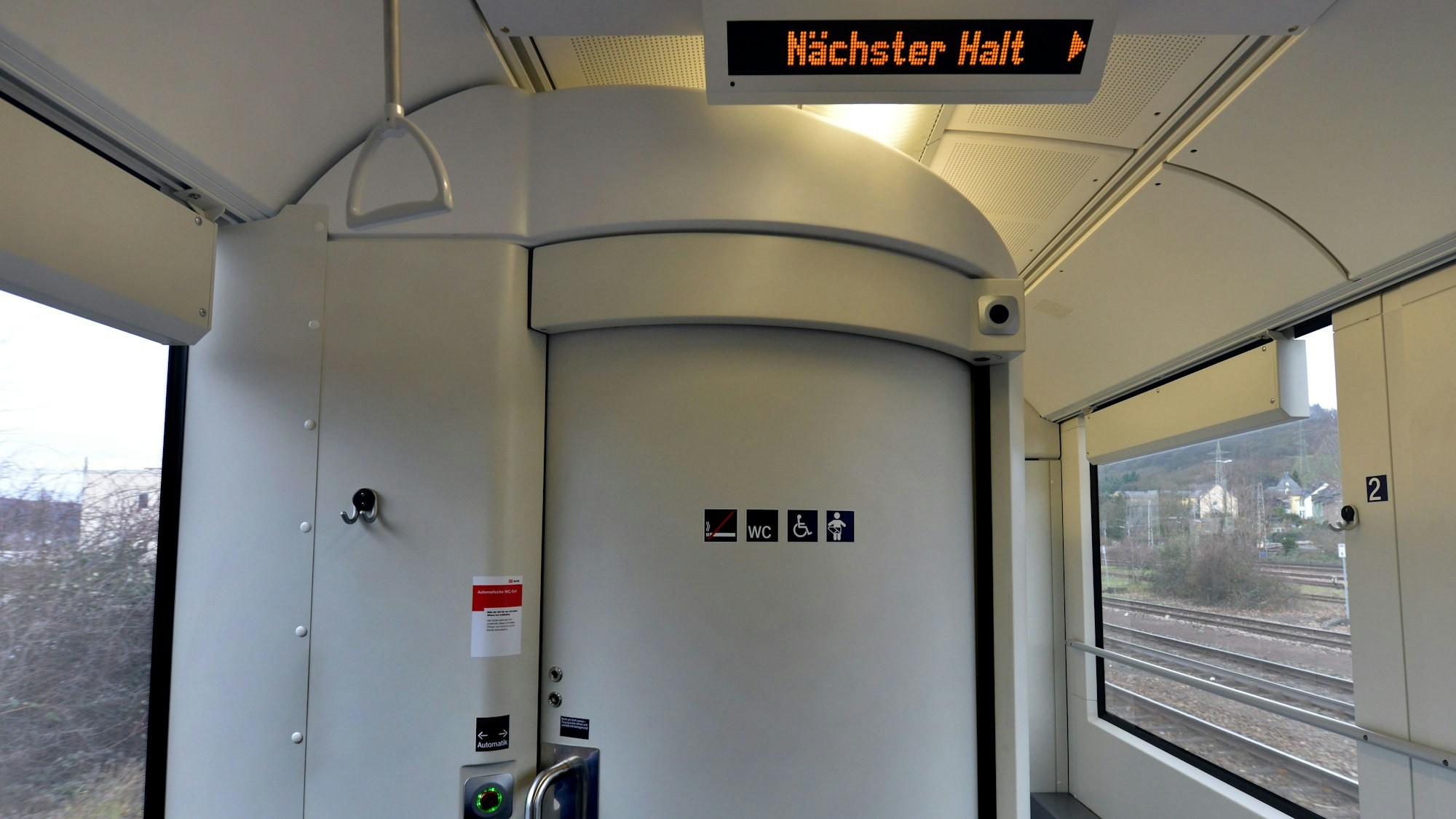 Eine geschlossene Zugtoilette in einer Regionalbahn (Symbolfoto).