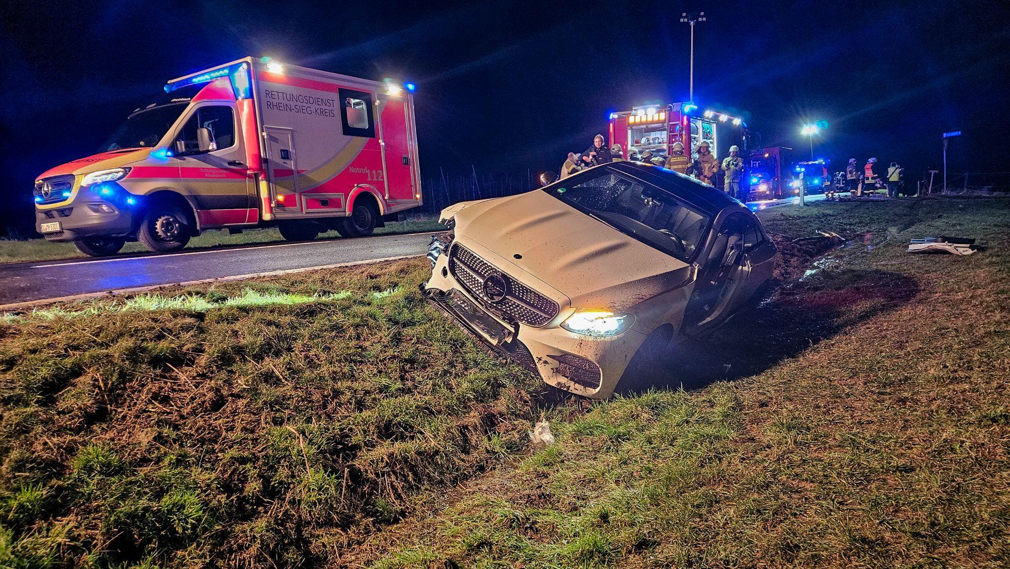 Rettungskräfte an der Unfallstelle in Wachtberg. Der 35-Jährige war mit seinem Mercedes von der Fahrbahn abgekommen.