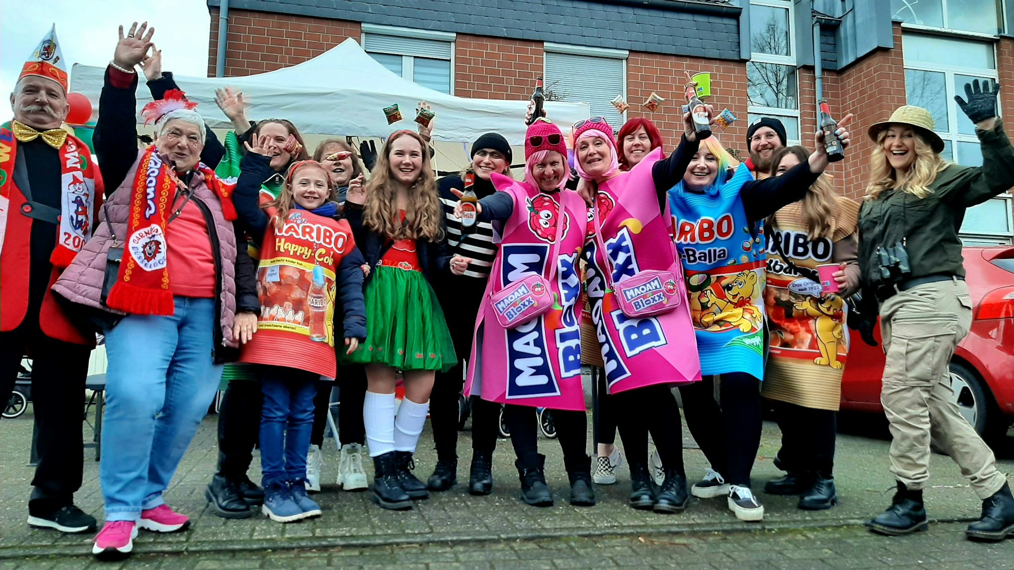 Zoch Hitdorf. Jessica Swikull (4.v.r.) und ihre Familie leben seit einem Jahr in Hitdorf und sind von Düsseldorf aus in ein Haus gezogen, das direkt am Zochweg liegt. Karneval 2024 können sie nun vor der Haustüre Freunden und Verwandten ihren ersten Hitdorfer Zoch erleben.