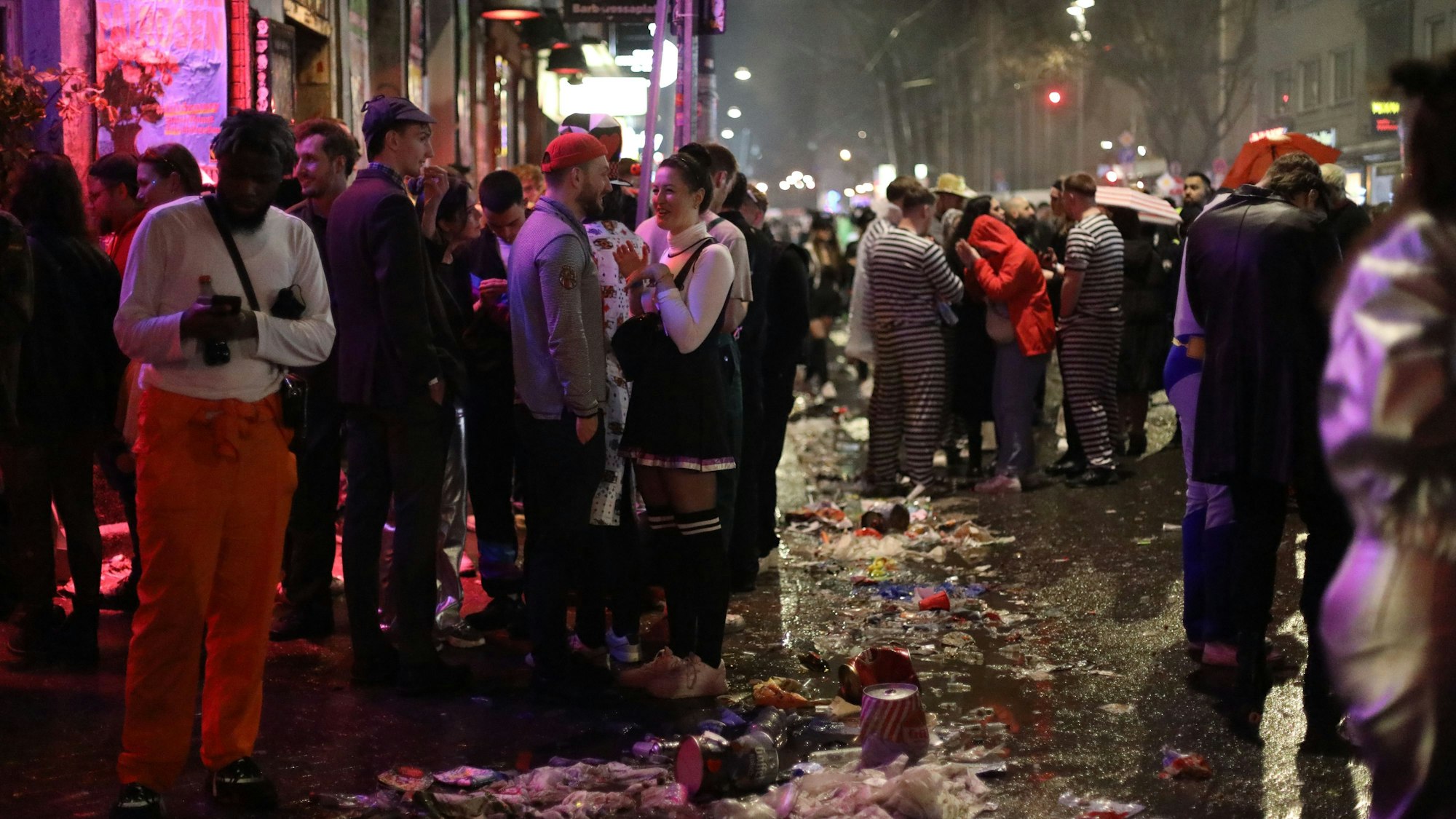 Karnevalisten am Abend von Weiberfastnacht auf der Zülpicher Straße.