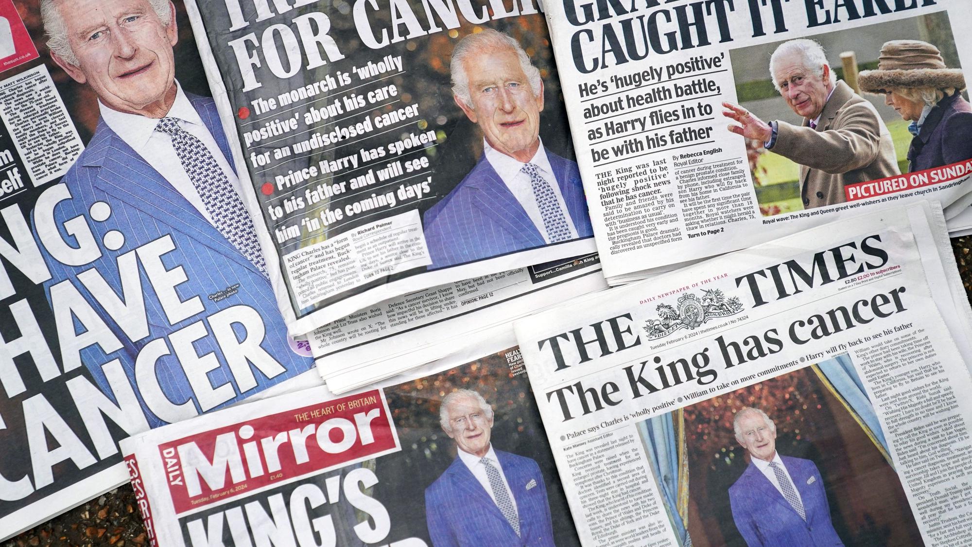 Die Titelseiten der britischen Zeitungen nach der Bekanntgabe der Krebsdiagnose von König Charles III. am Montagabend.
