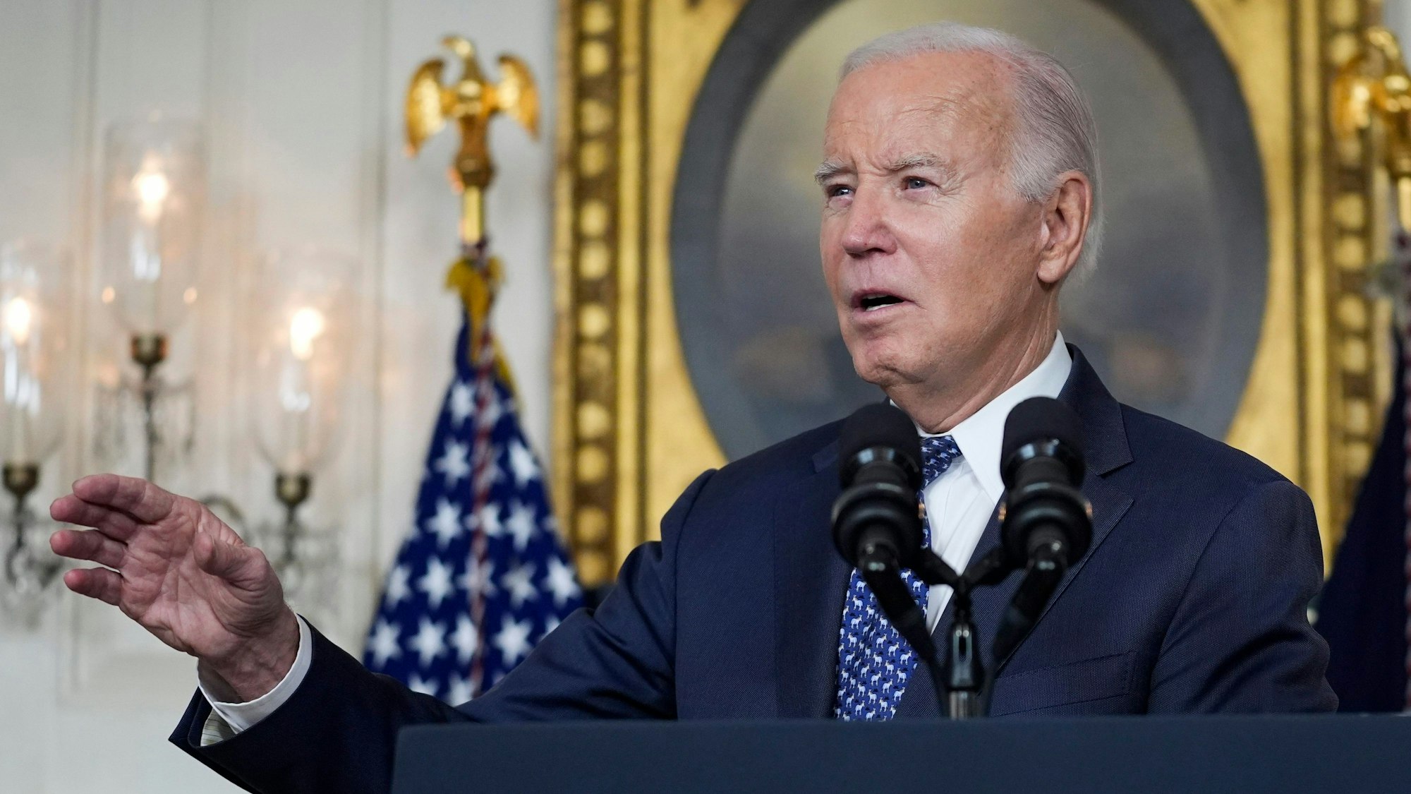 Joe Biden, Präsident der USA, spricht im diplomatischen Empfangsraum des Weißen Hauses.