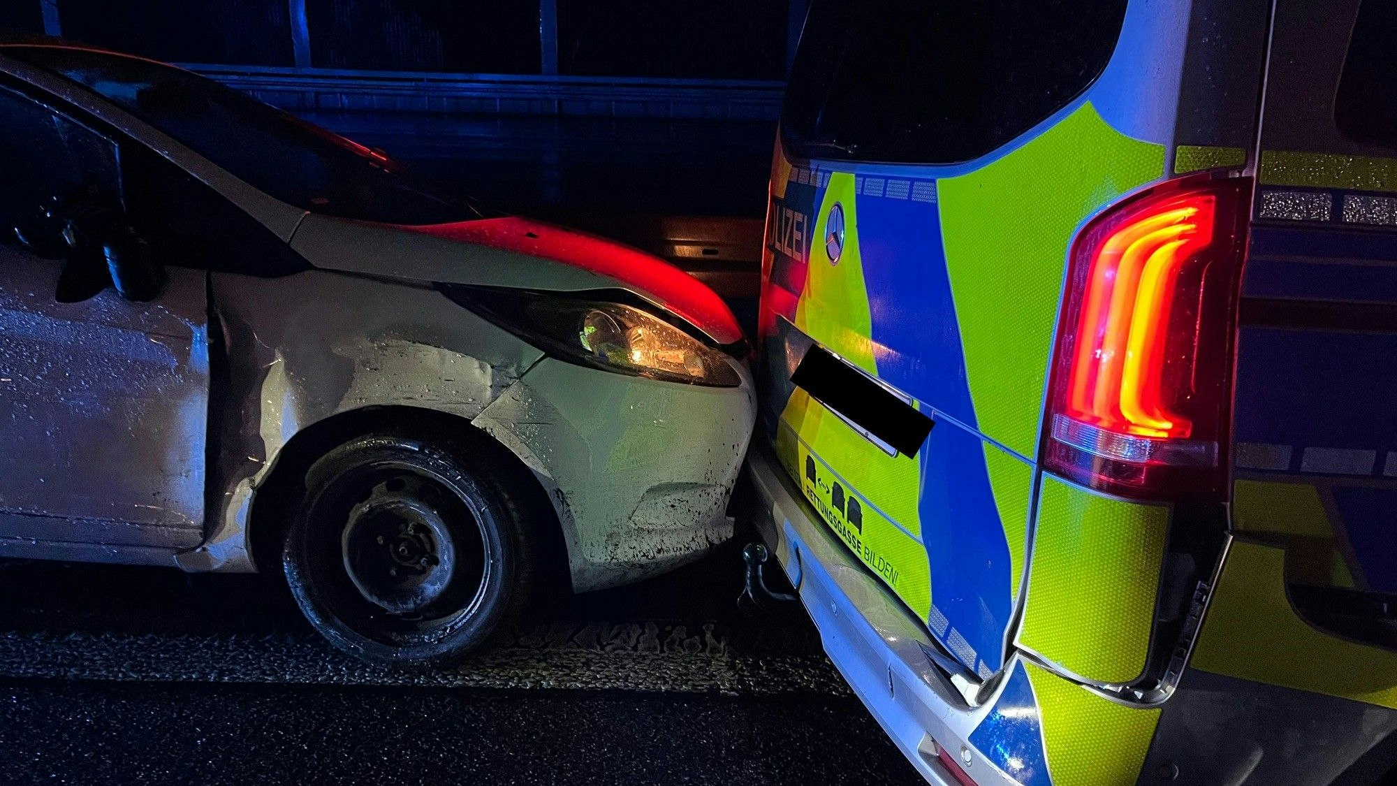 Das verunfallte Fluchtfahrzeug und einer der beschädigten Streifenwagen.