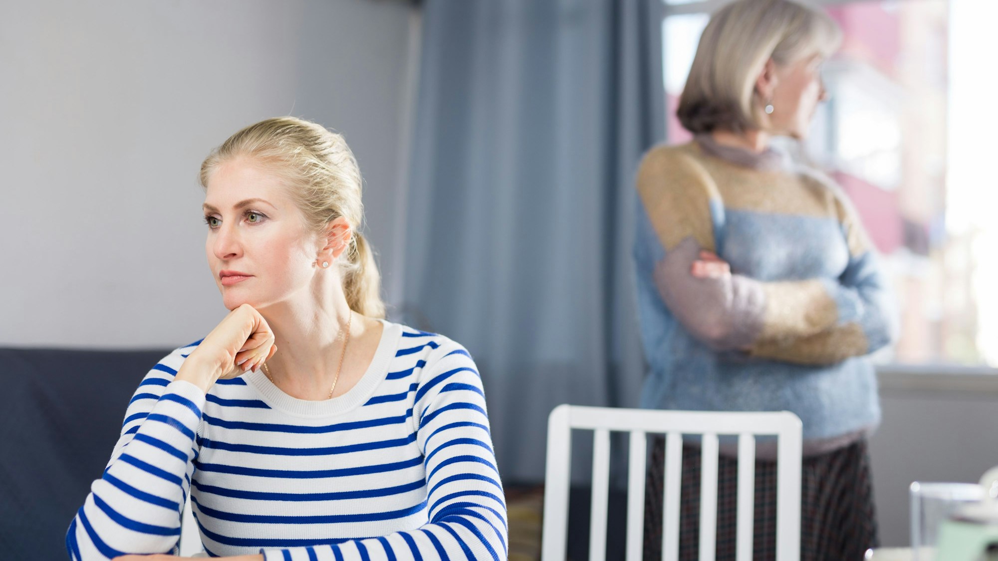 erwachsene Tochter und Mutter im Streit
