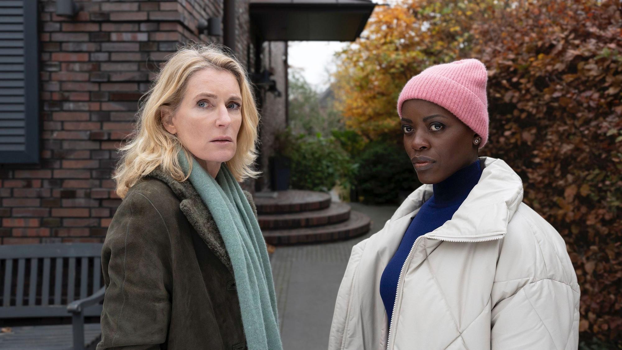 Nach einer schweren Transporterkatastrophe in Göttingen, bei der es viele Tote und Verletzte gab, stehen die Kommissarinnen Charlotte Lindholm (Maria Furtwängler, l) und Anaïs Schmitz (Florence Kasumba) vor einem neuen Fall - Szene des Krimis „Geisterfahrt “.