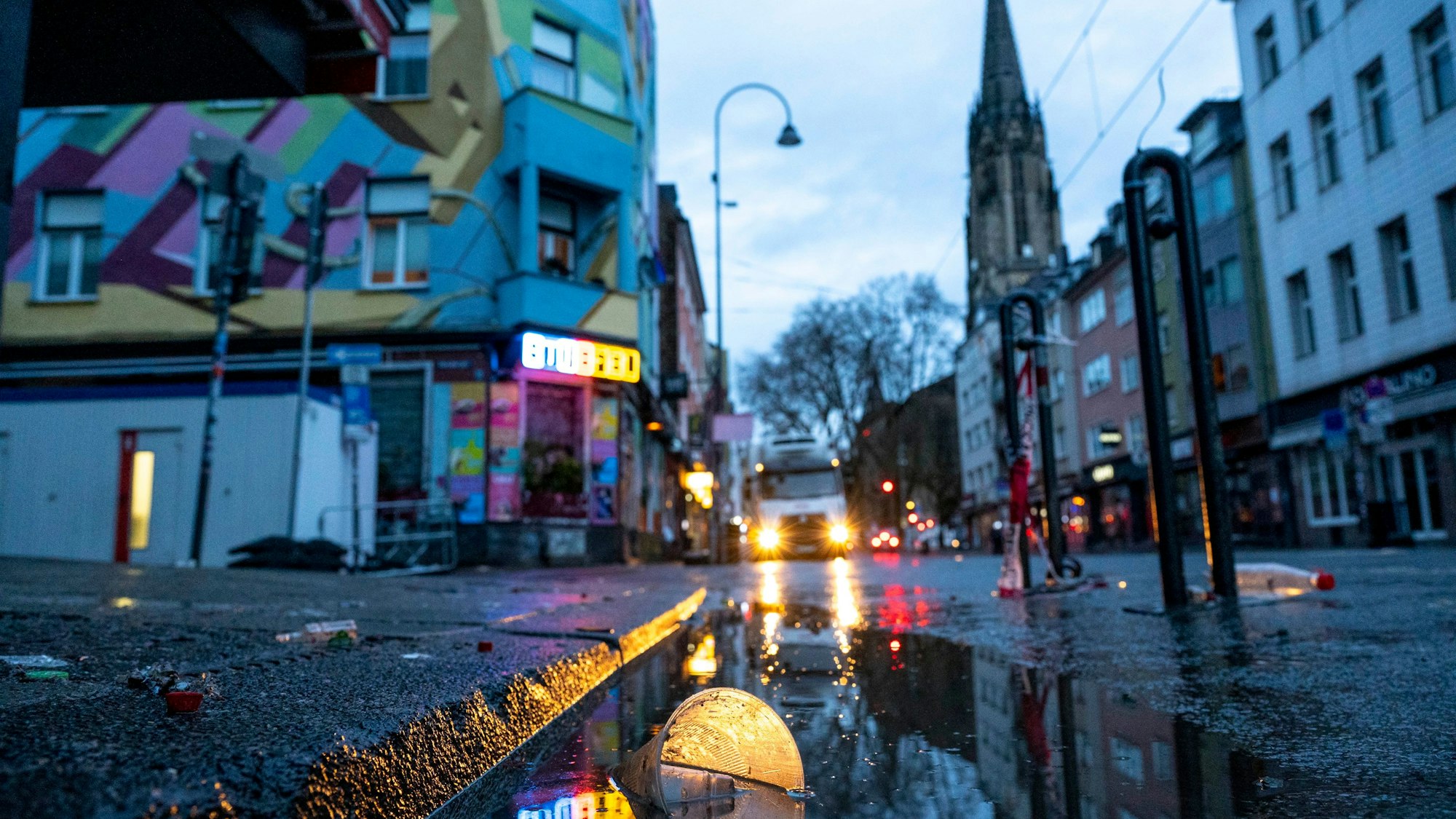 Die Zülpicher Straße am Morgen nach Weiberfastnacht