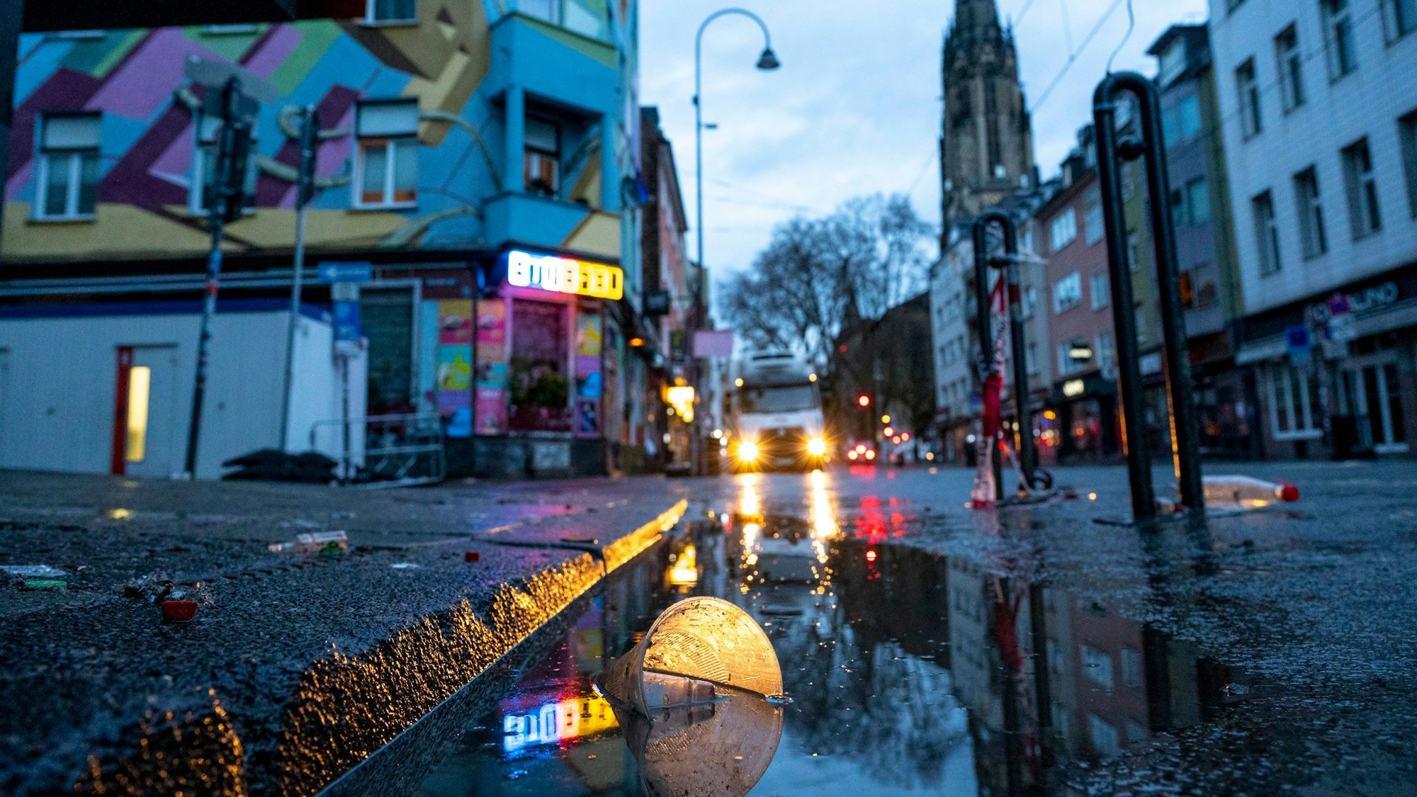 Die Zülpicher Straße am Morgen nach Weiberfastnacht