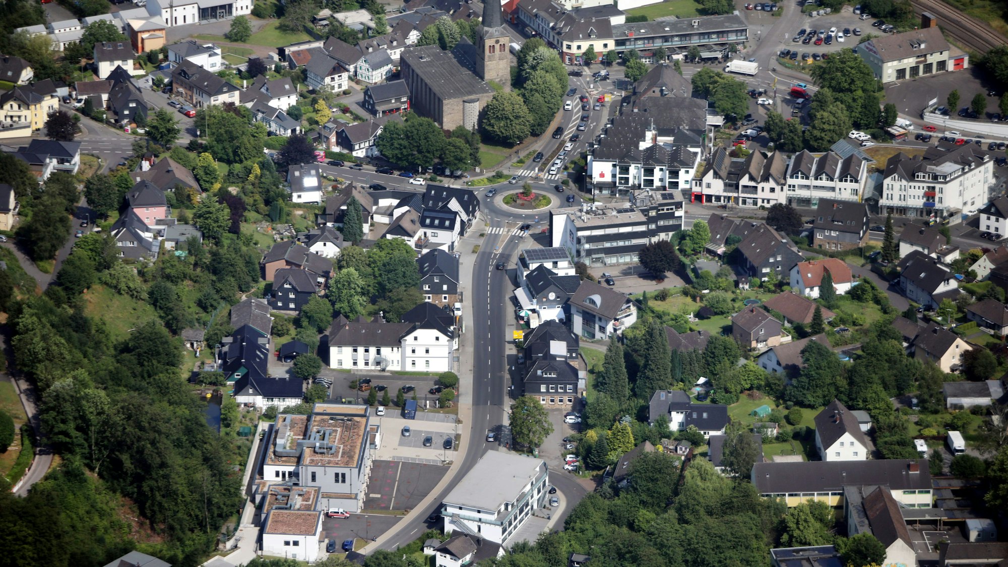 Autos fahren um einen Kreisverkehr in Overath.
