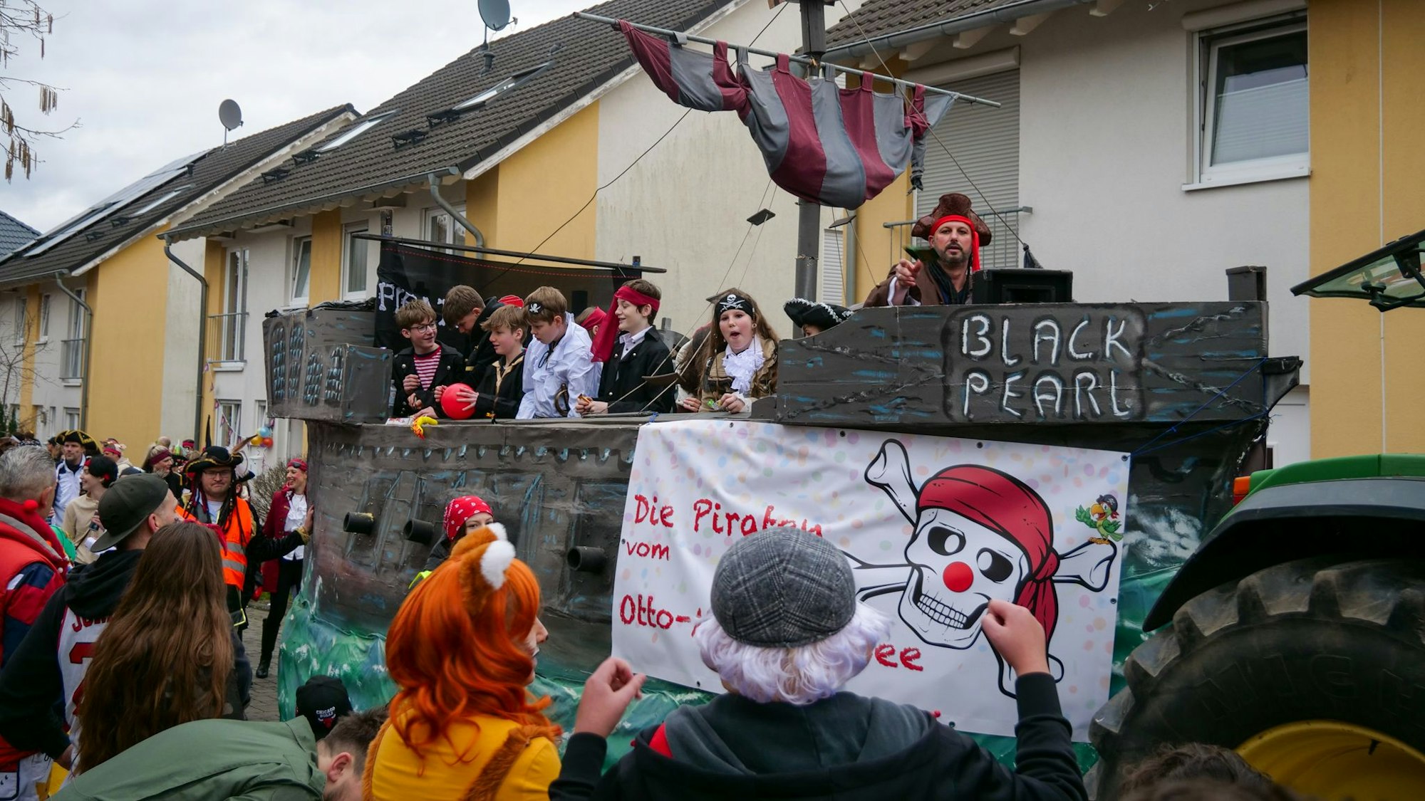 Auf dem Foto ist der Mottowagen der Piraten vom Otto-Maigler-See zu sehen.