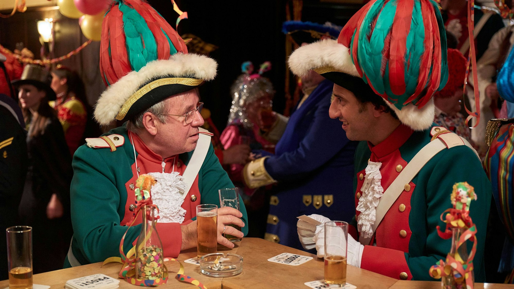 Die wichtigsten Sitzungen der Stadtverwaltung sind Karnevalssitzungen. Andrea di Carlo (Serkan Kaya) muss das noch von Lothar Stüssgen (Joachim Król) lernen