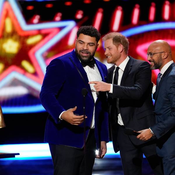 Der britische Prinz Harry (m) spricht mit dem Gewinner Cameron Heyward (l) von den Pittsburgh Steelers, neben Keegan-Michael Key bei der NFL Honors Award Show vor dem Super Bowl.
