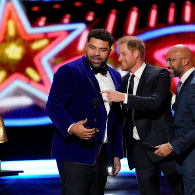 Der britische Prinz Harry (m) spricht mit dem Gewinner Cameron Heyward (l) von den Pittsburgh Steelers, neben Keegan-Michael Key bei der NFL Honors Award Show vor dem Super Bowl.