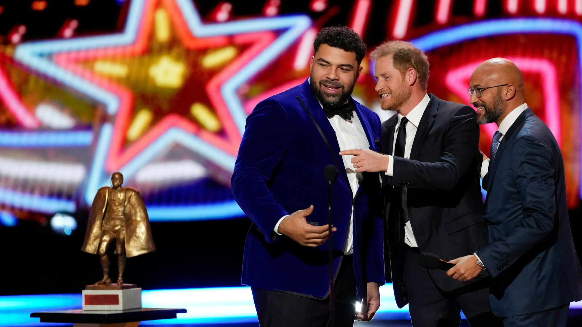 Der britische Prinz Harry (m) spricht mit dem Gewinner Cameron Heyward (l) von den Pittsburgh Steelers, neben Keegan-Michael Key bei der NFL Honors Award Show vor dem Super Bowl.