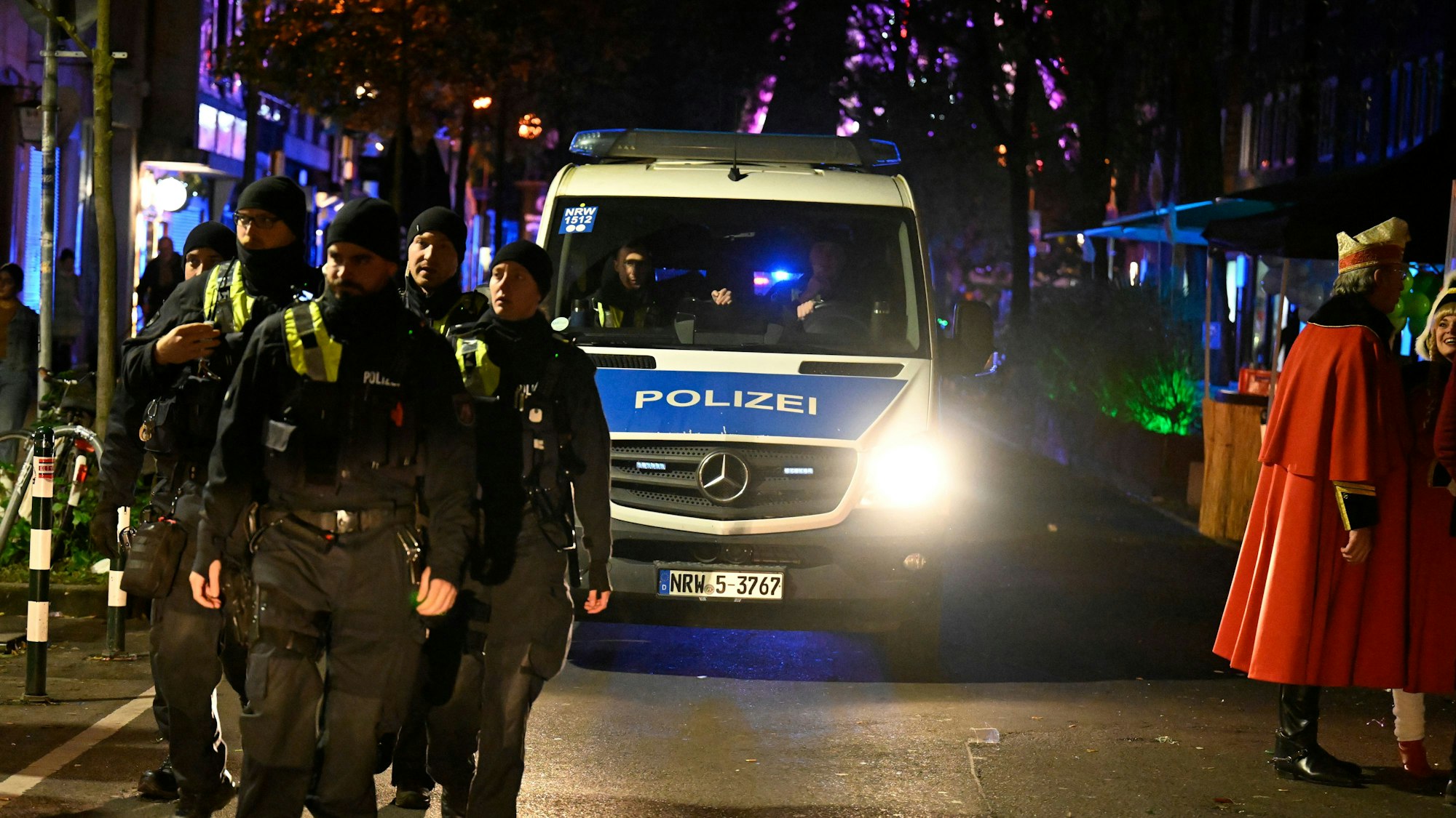 Polizei patrouilliert in der Altstadt beim Karnevalsstart in die neue Session (Symbolfoto).